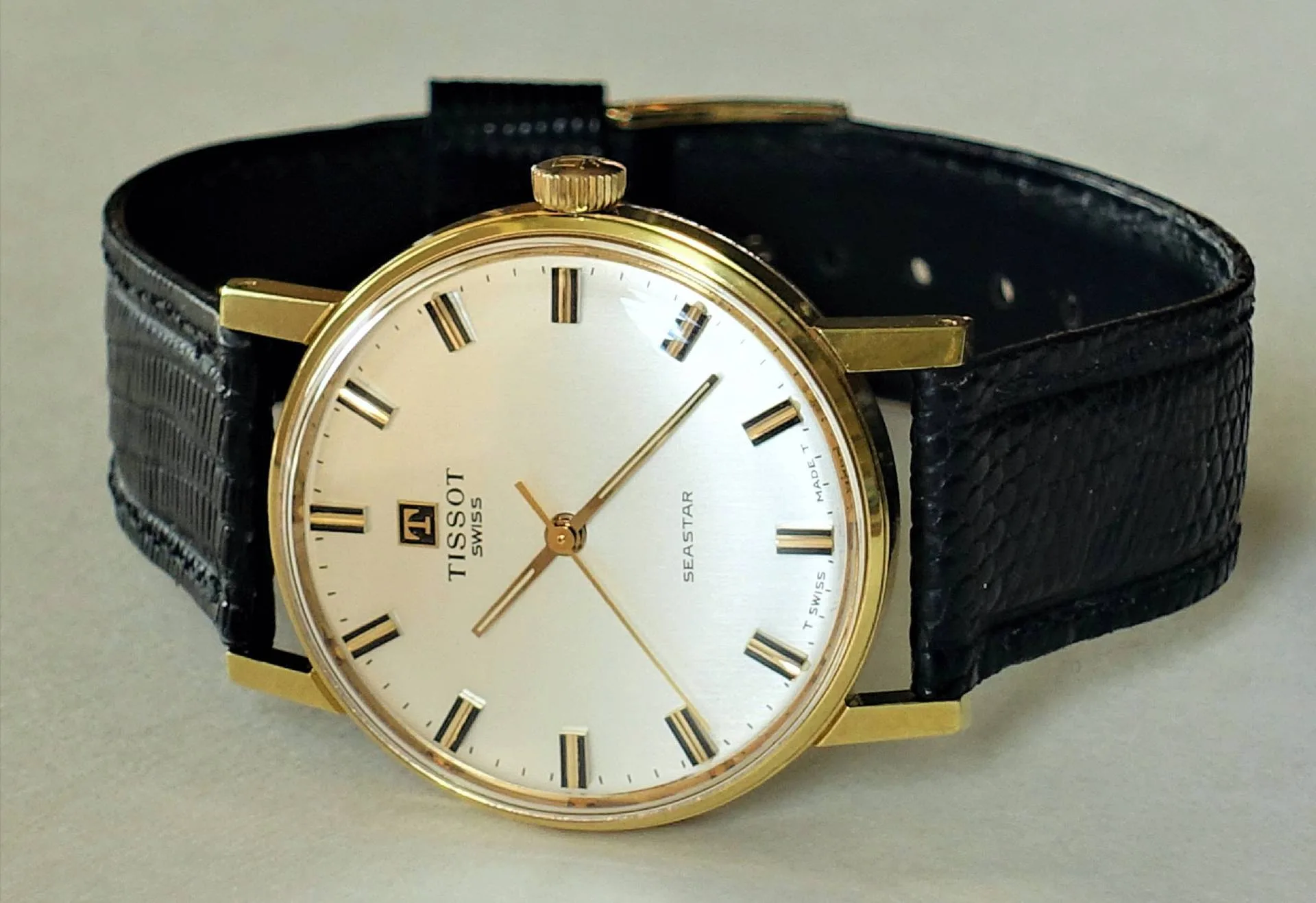 Armbanduhr goldfarben schwarz Klassische Armbanduhr mit goldfarbenem Gehäuse und schwarzem Armband.