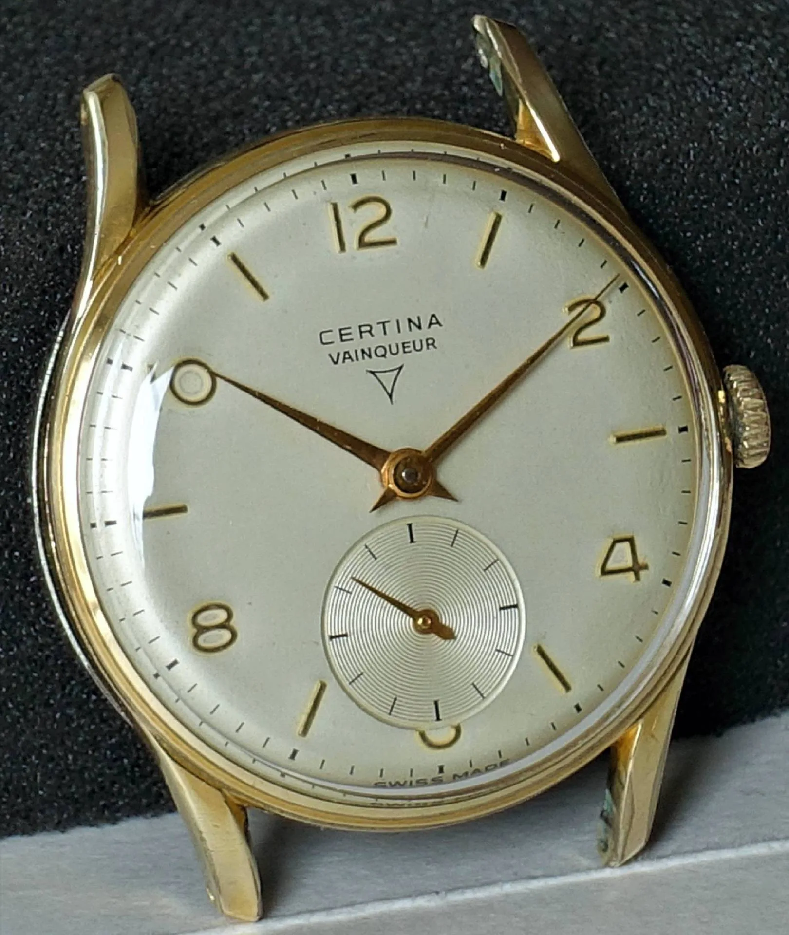 Certina Vainqueur Uhr Runde Armbanduhr mit hellem Zifferblatt und goldfarbenem Gehäuse, kleine Sekunde bei sechs Uhr.