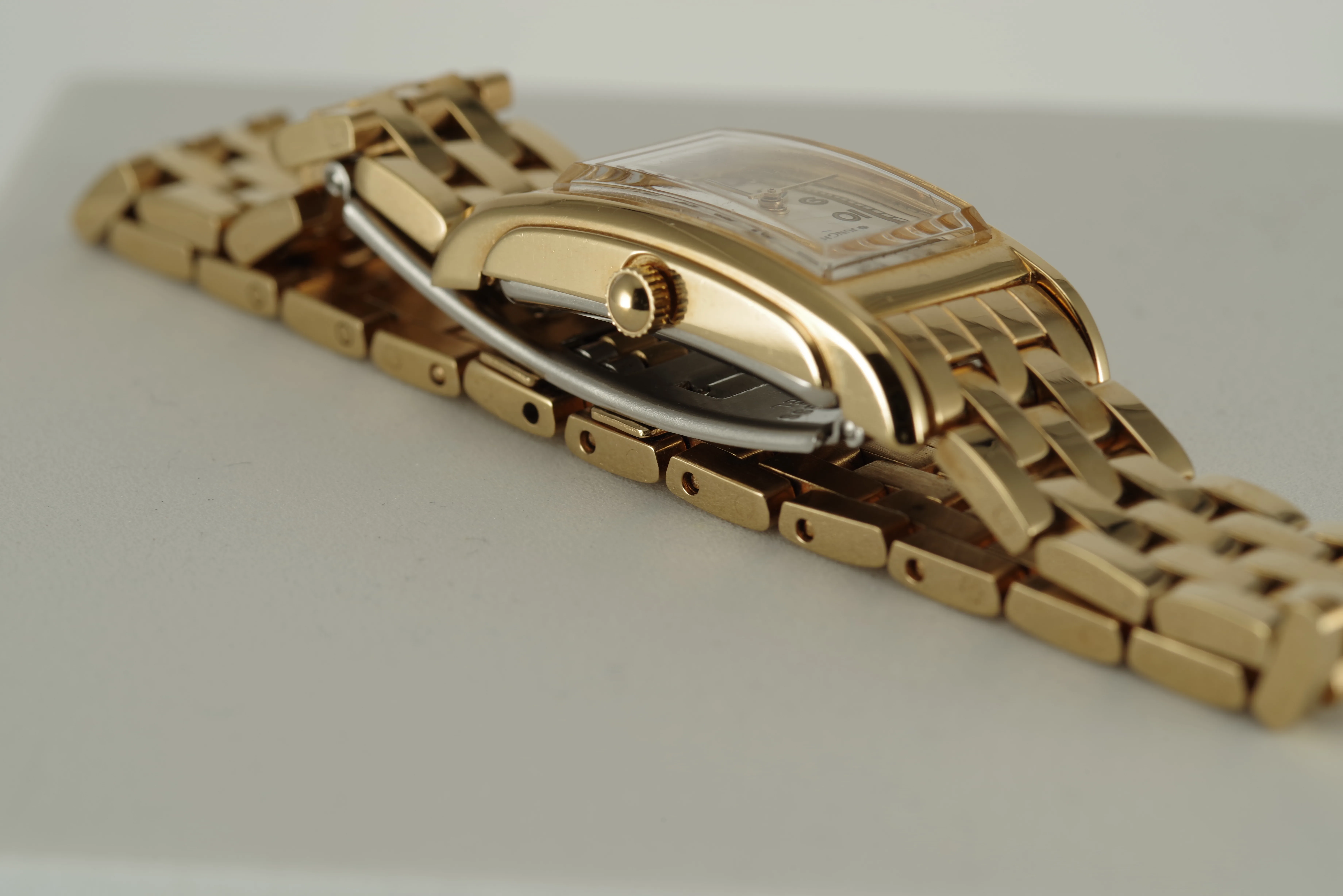 Damen Junghans Vintage Quarz Armbanduhr goldfarbenes Gehäuse mit Metallarmband Damen Junghans Vintage Quarz Armbanduhr goldfarbenes Gehäuse mit Metallarmband