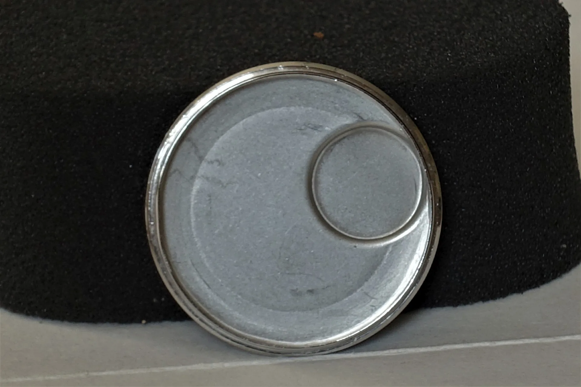 Uhrenboden silberfarben Runder silberfarbener Uhrenboden mit vertiefter Fläche.