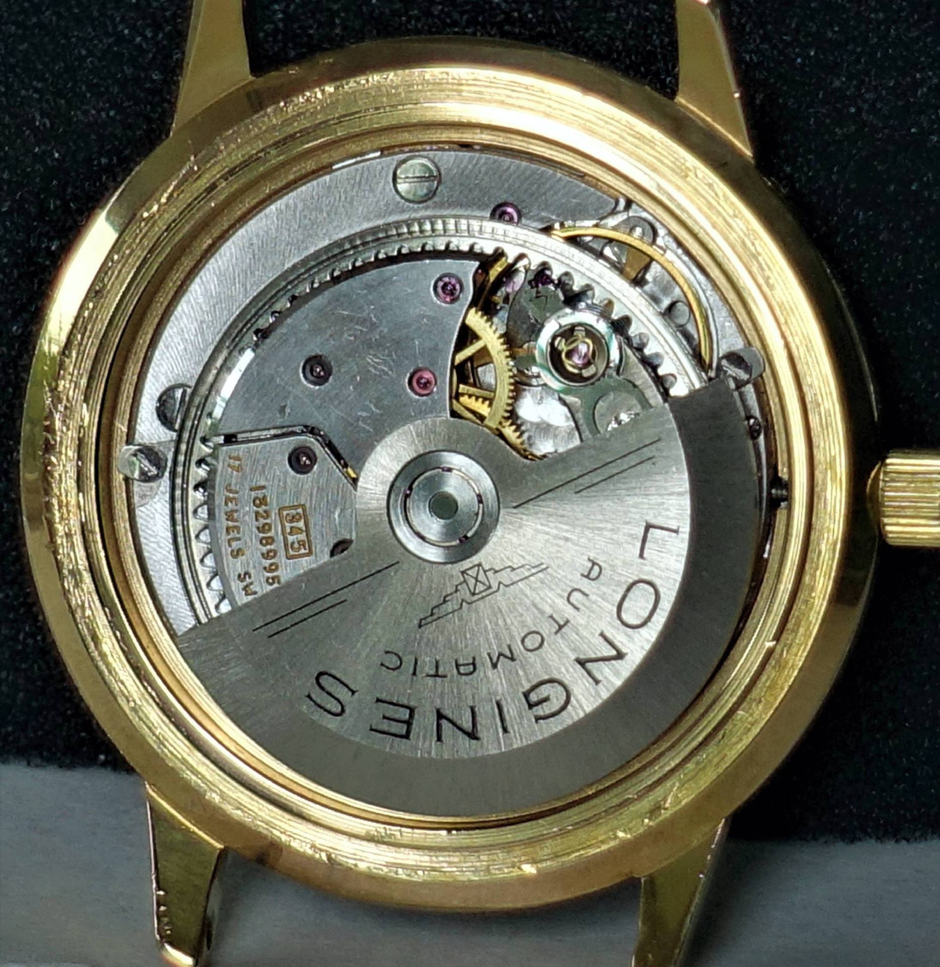 Automatisches Uhrwerk von Longines in einem goldfarbenen Gehäuse.
