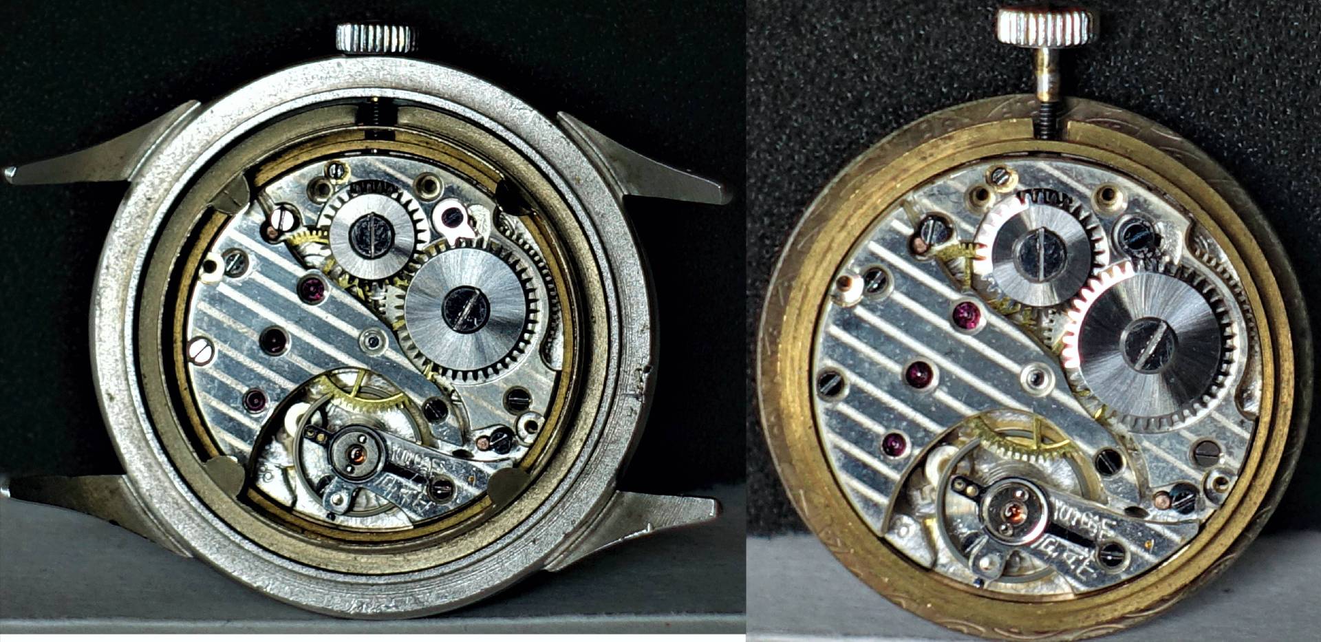 Zwei silberfarbene mechanische Uhrwerke mit sichtbaren Zahnrädern und Schrauben, eines im Gehäuse, eines ohne.
