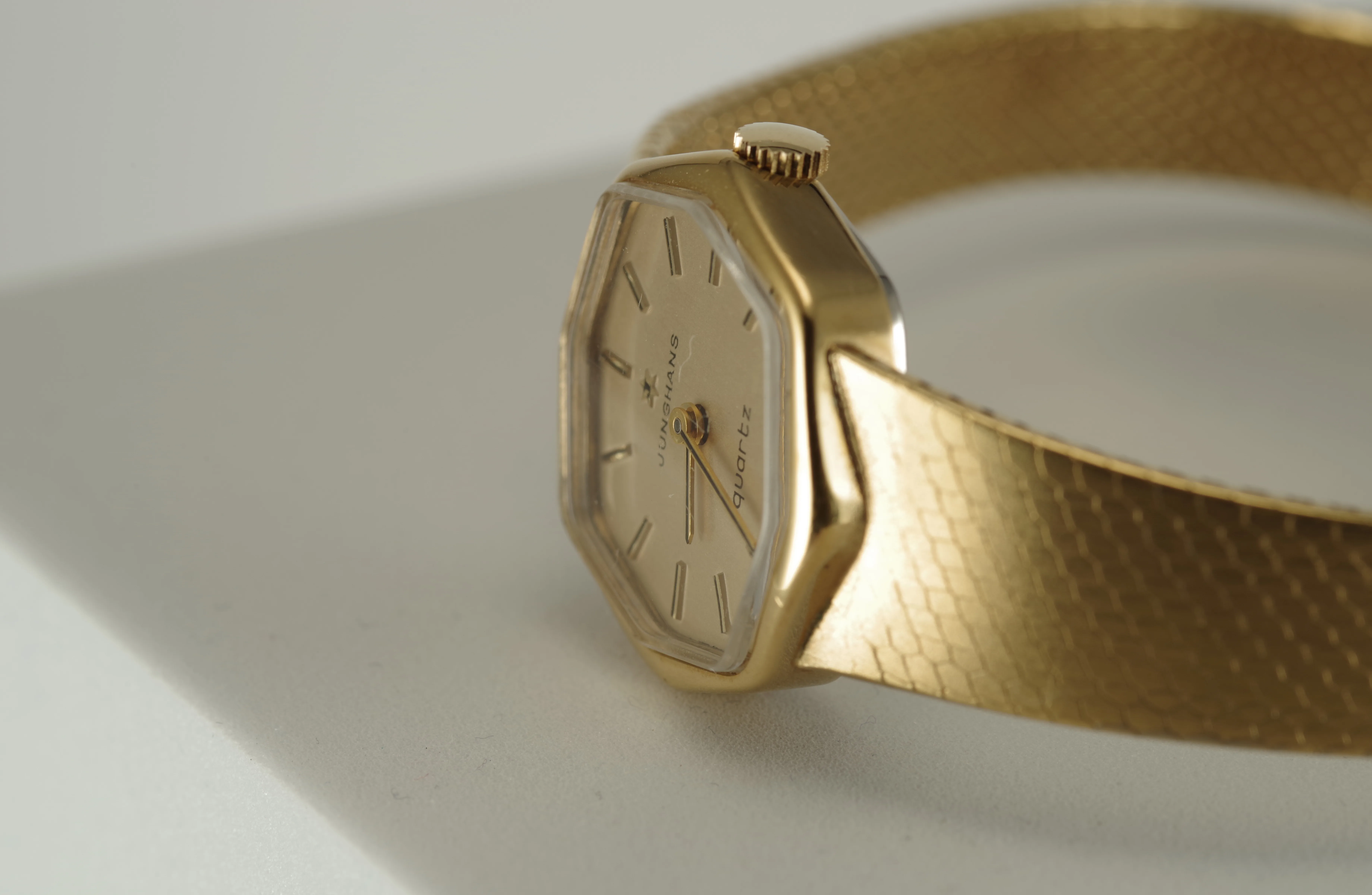 Junghans formschöne Damen Quarz-Armbanduhr goldfarbenes Gehäuse Metallarmband