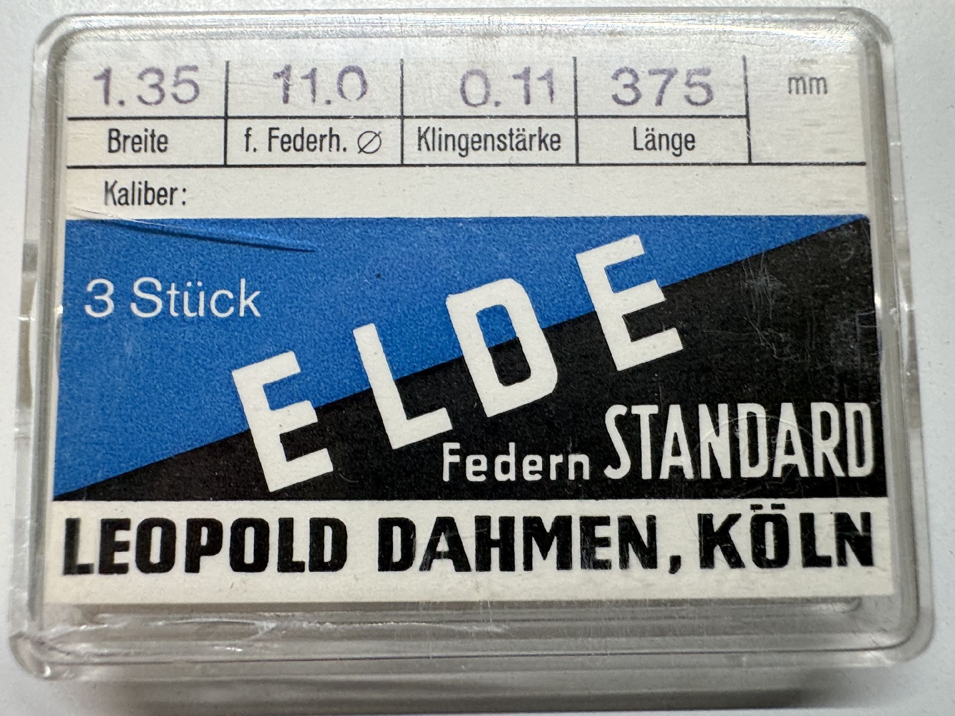 Verpackung mit drei Uhrwerk-Federn in silberner Farbe für Uhrenreparatur.