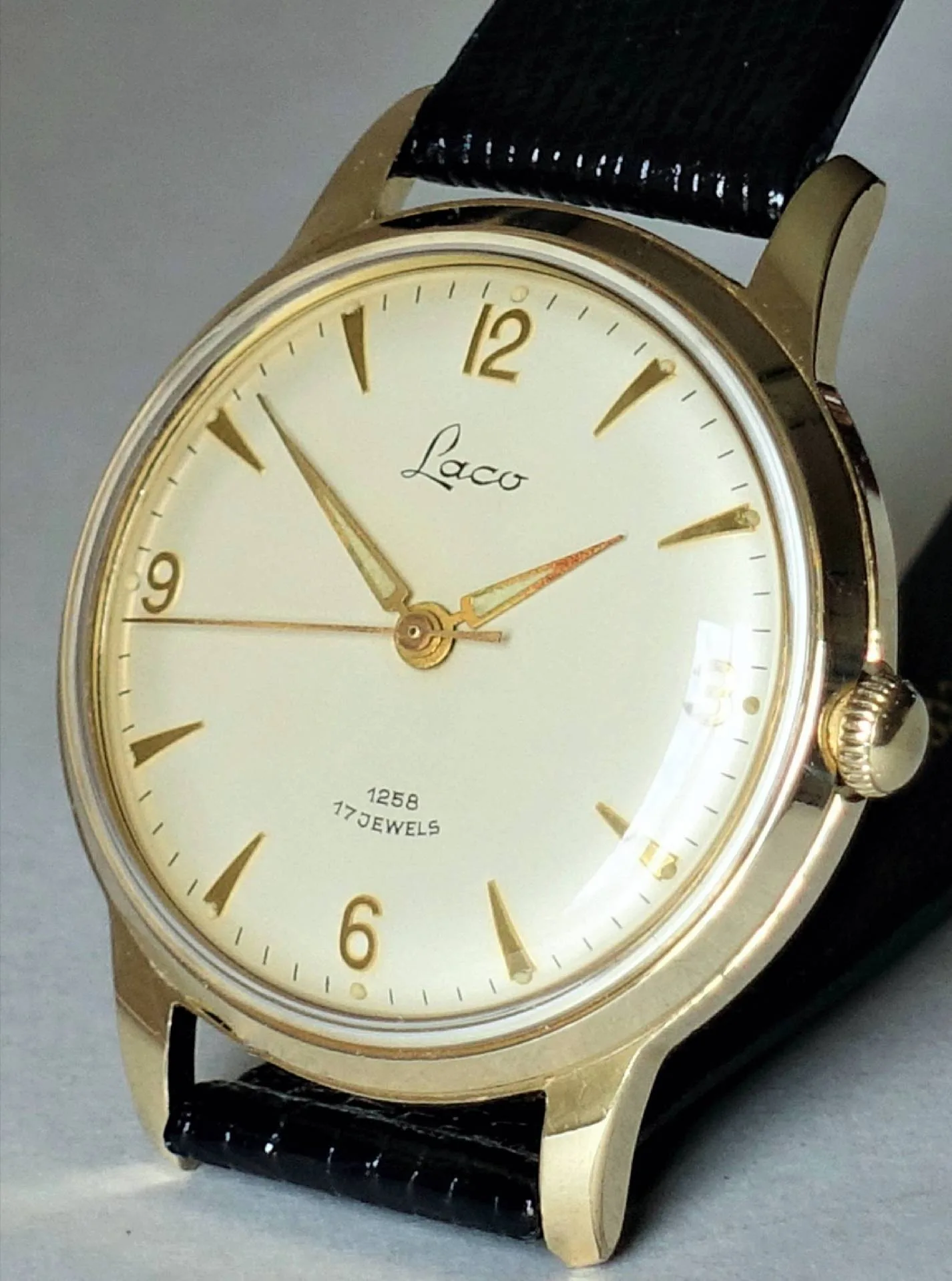 Laco Armbanduhr goldfarben Goldfarbene Armbanduhr mit hellem Zifferblatt und schwarzem Armband.