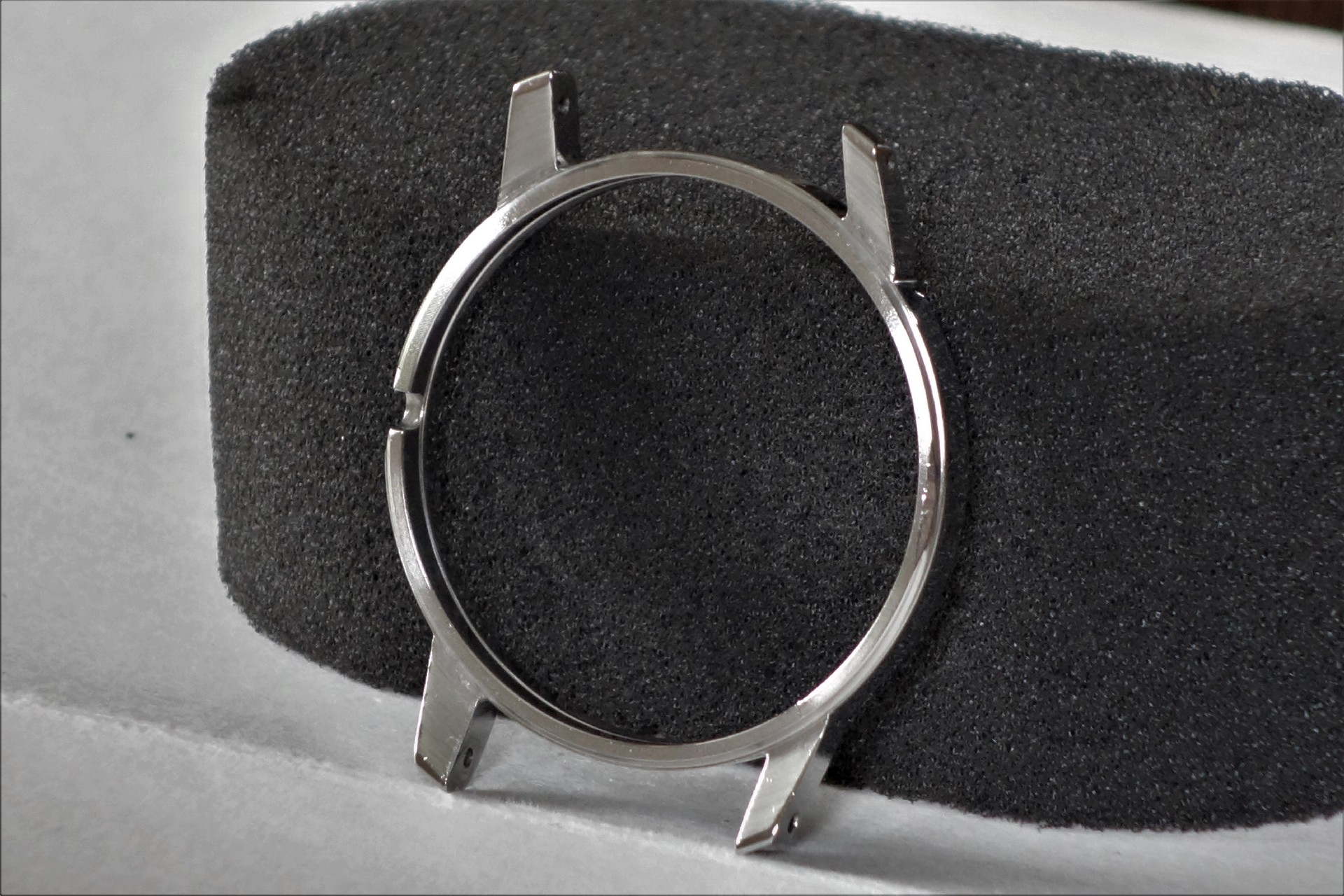 Rundes Uhrgehäuse in silberfarbener Ausführung ohne Glas und Rückseite.