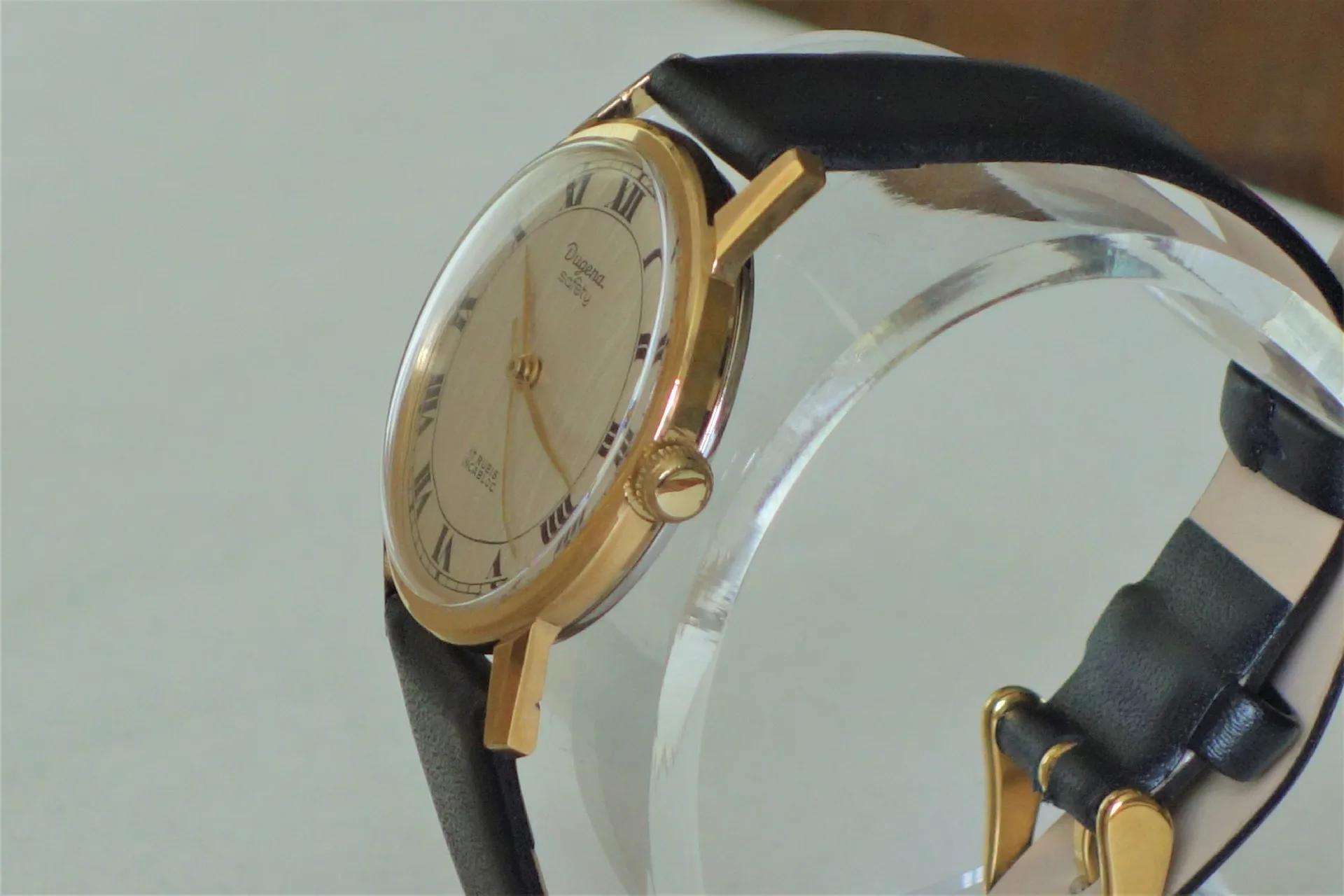 Klassische Armbanduhr schwarz Klassische Armbanduhr mit hellem Zifferblatt, schwarzem Armband und goldfarbenem Gehäuse.