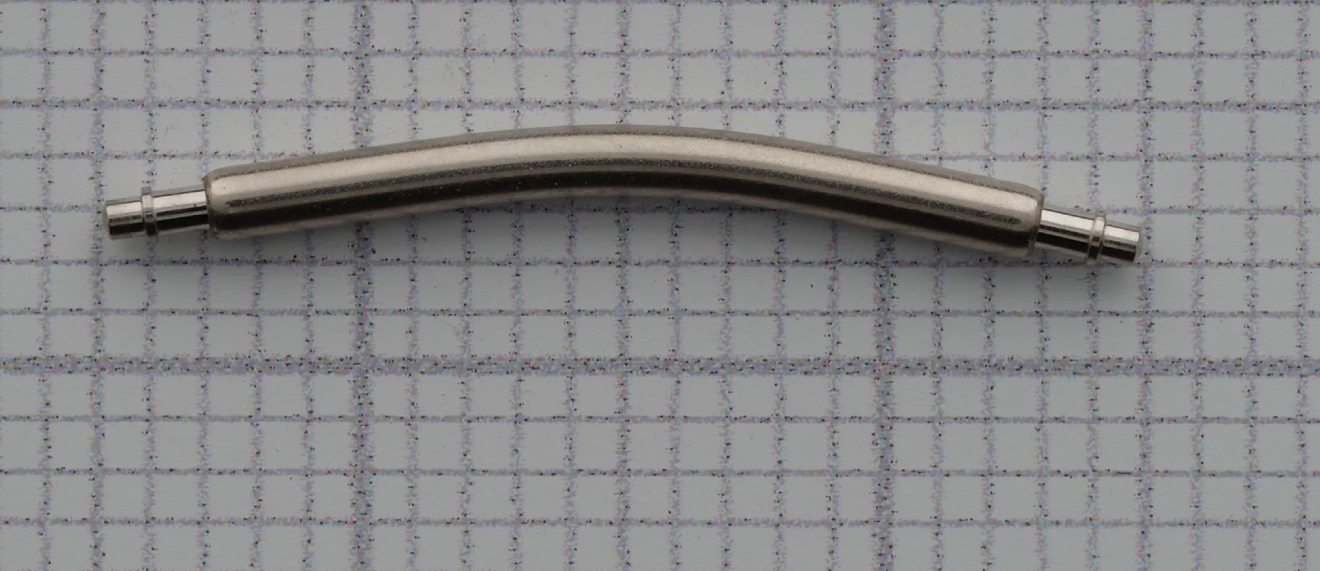 Gebogener Federsteg aus silberfarbenem Edelstahl für Uhrenarmbänder.