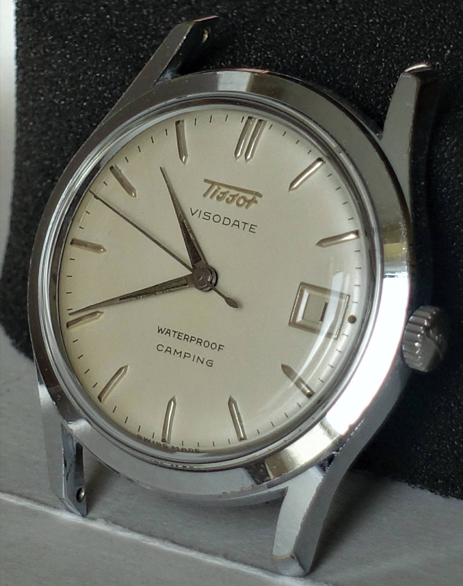 Silberfarbene Tissot Visodate Armbanduhr mit hellem Zifferblatt und Datumsanzeige.