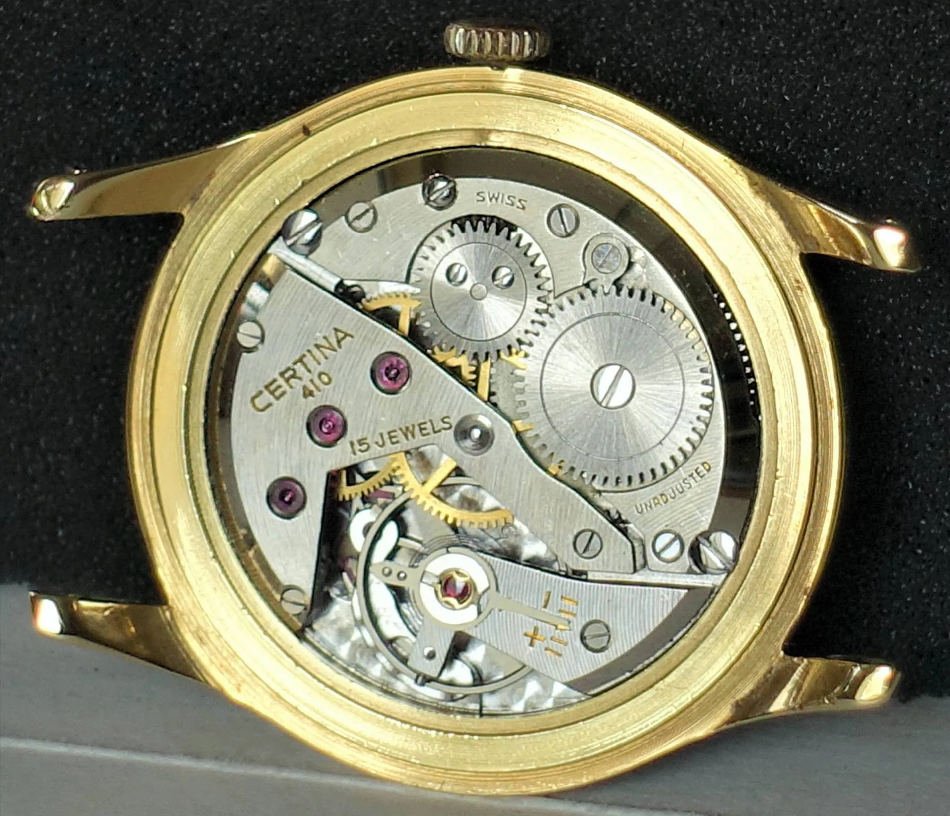 Mechanisches Uhrwerk Certina Mechanisches Uhrwerk mit sichtbaren Zahnrädern in einem goldfarbenen Gehäuse.