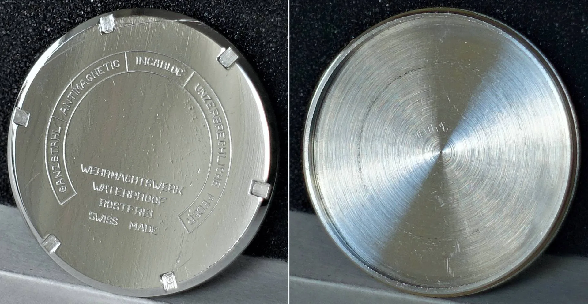Silberfarbener runder Uhrboden aus Metall mit Gravur und mehreren Einkerbungen am Rand.