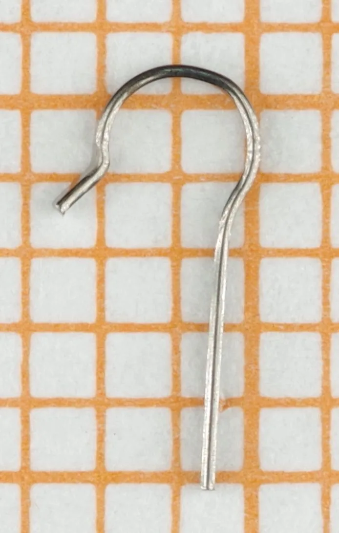Kleine gebogene Metallfeder für das Uhrwerk.