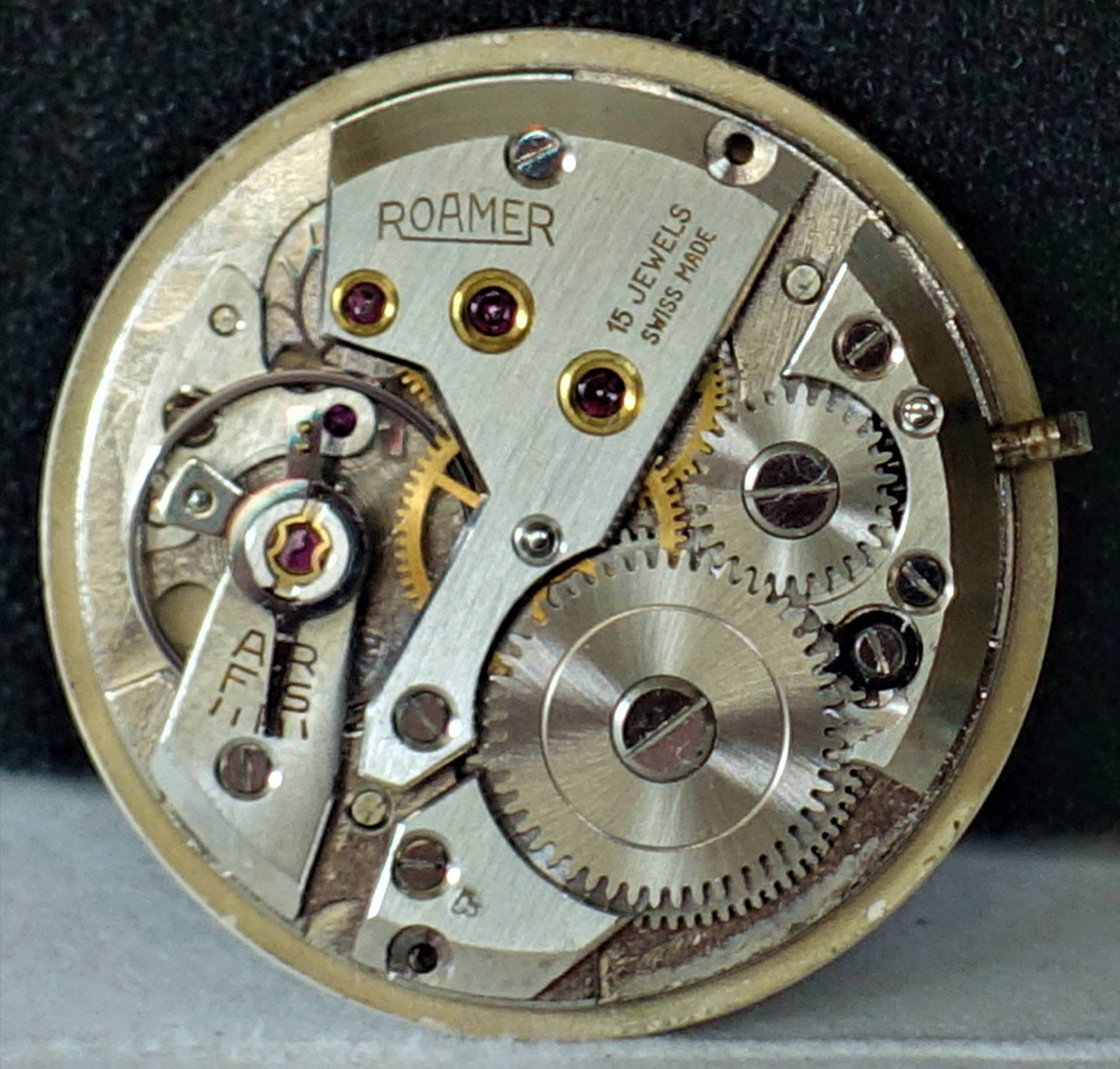 Mechanisches Uhrwerk von Roamer mit sichtbaren Zahnrädern und 15 Lagersteinen.