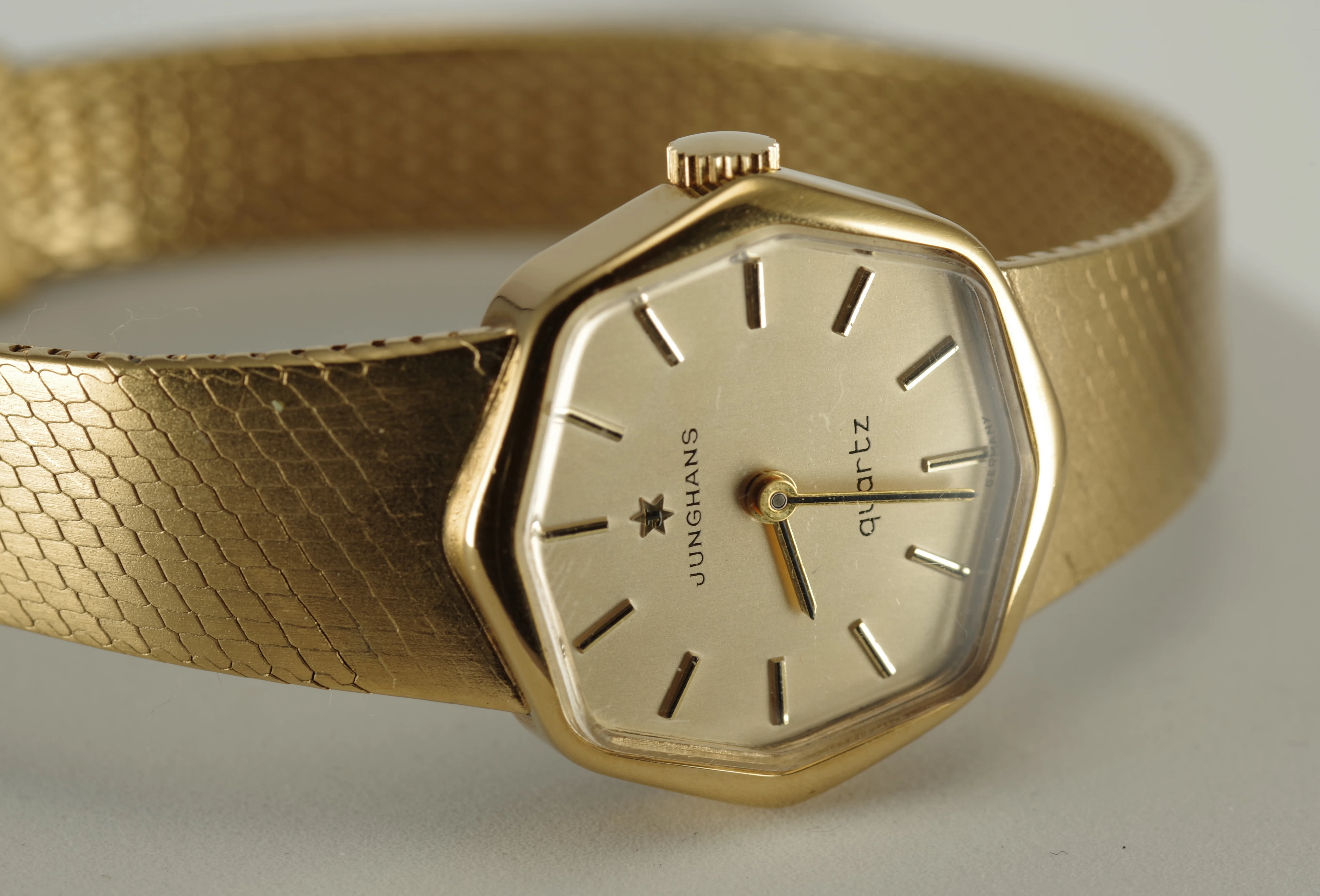 Junghans formschöne Damen Quarz-Armbanduhr goldfarbenes Gehäuse Metallarmband Junghans formschöne Damen Quarz-Armbanduhr goldfarbenes Gehäuse Metallarmband