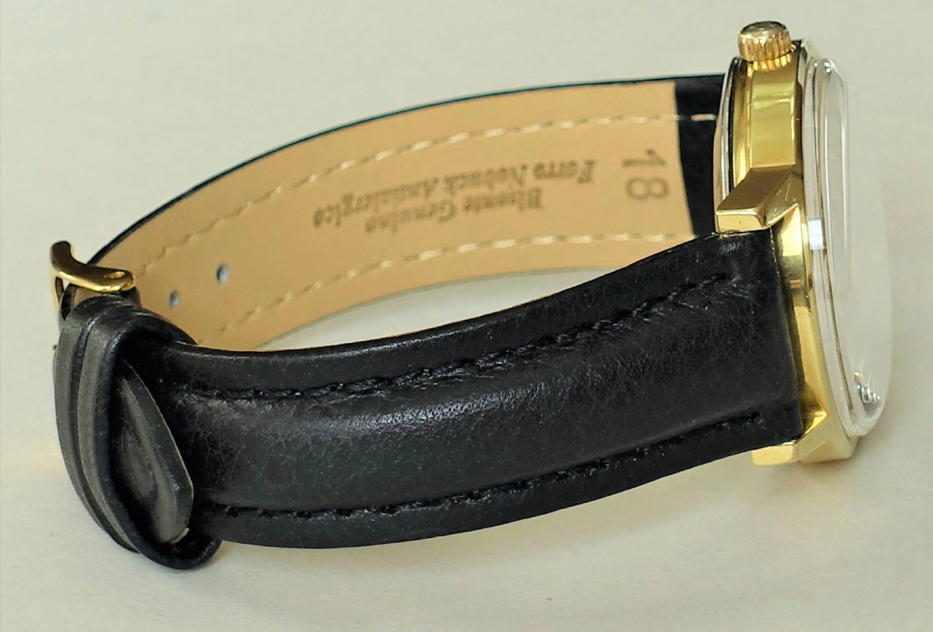 Armbanduhr schwarz goldfarben Armbanduhr mit schwarzem Armband und goldfarbenem Gehäuse.