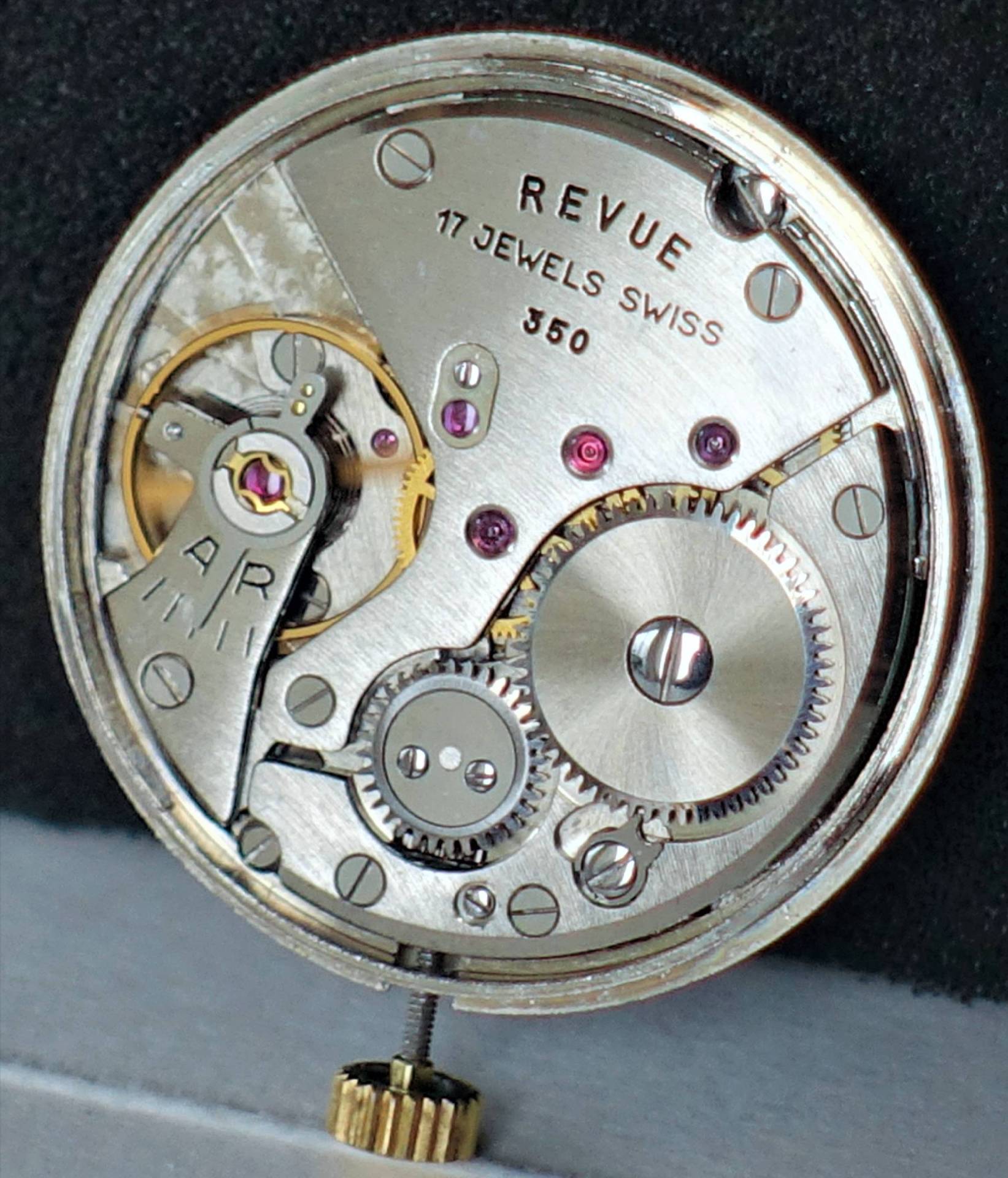 Mechanisches Uhrwerk Revue 350 mit silberfarbenen Bauteilen und sichtbaren Zahnrädern.