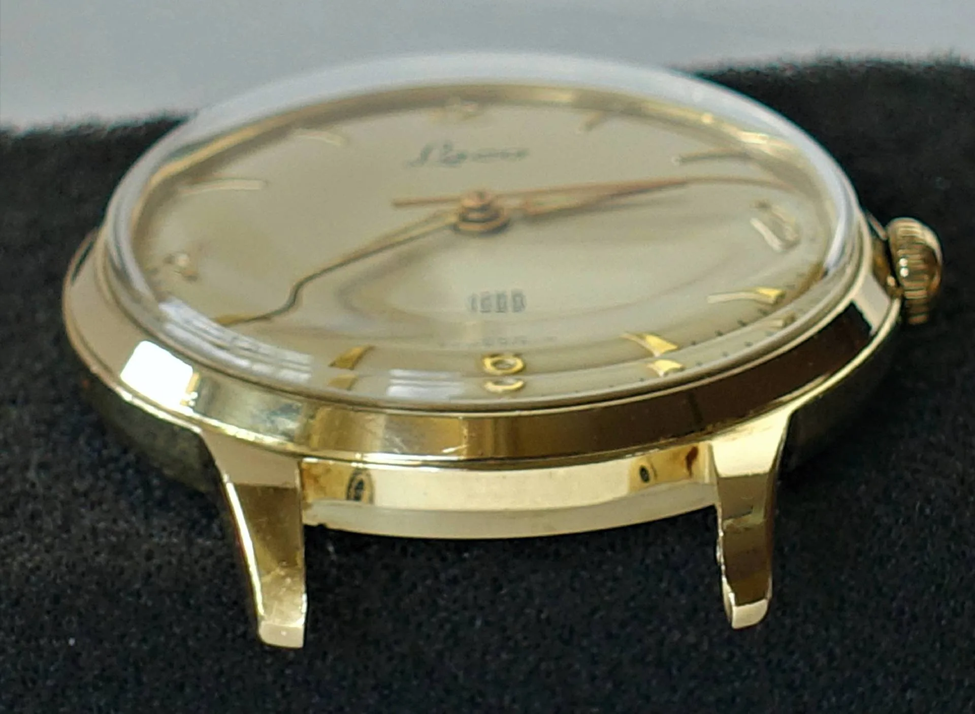 Armbanduhr goldfarben Goldfarbene Armbanduhr mit hellem Zifferblatt und goldenen Zeigern.