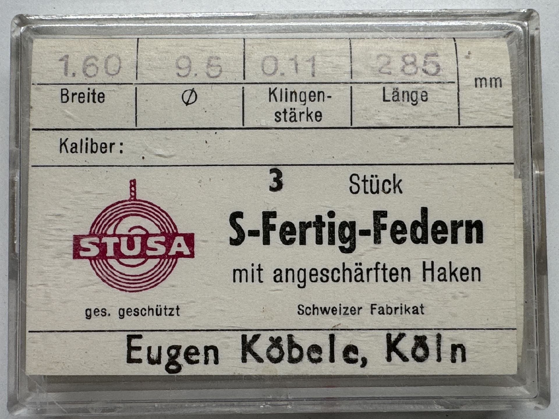 Verpackung mit drei S-Fertig-Federn für Uhrwerke mit angeschärften Haken.