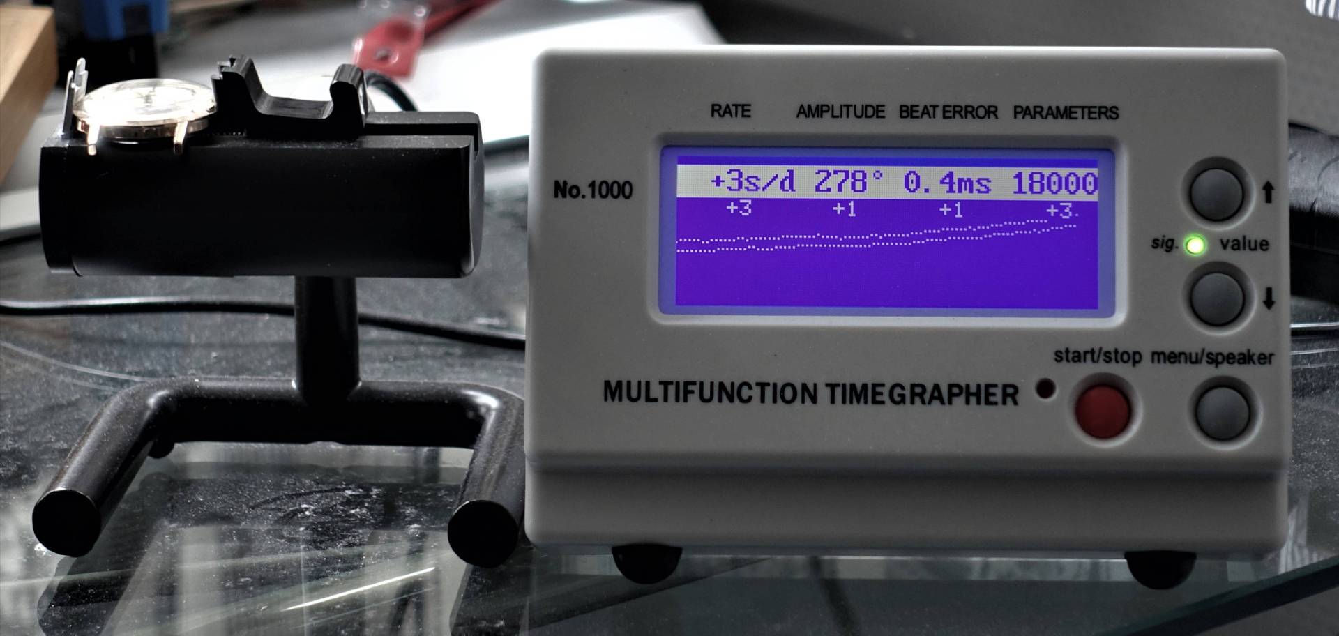 Elektronisches Zeitwaagen Messgerät mit digitalem Display zur Überprüfung mechanischer Uhren.
