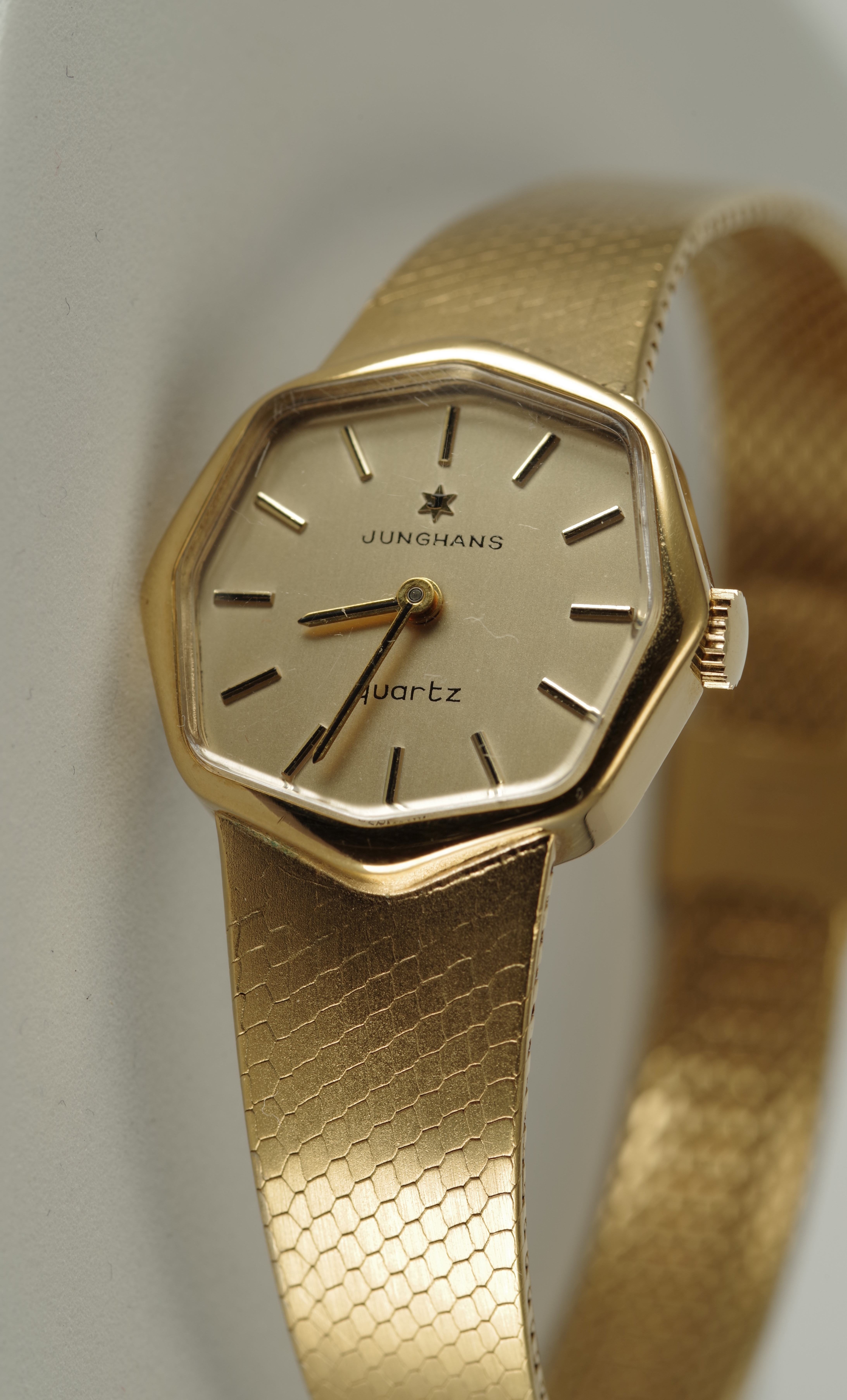 Junghans formschöne Damen Quarz-Armbanduhr goldfarbenes Gehäuse Metallarmband