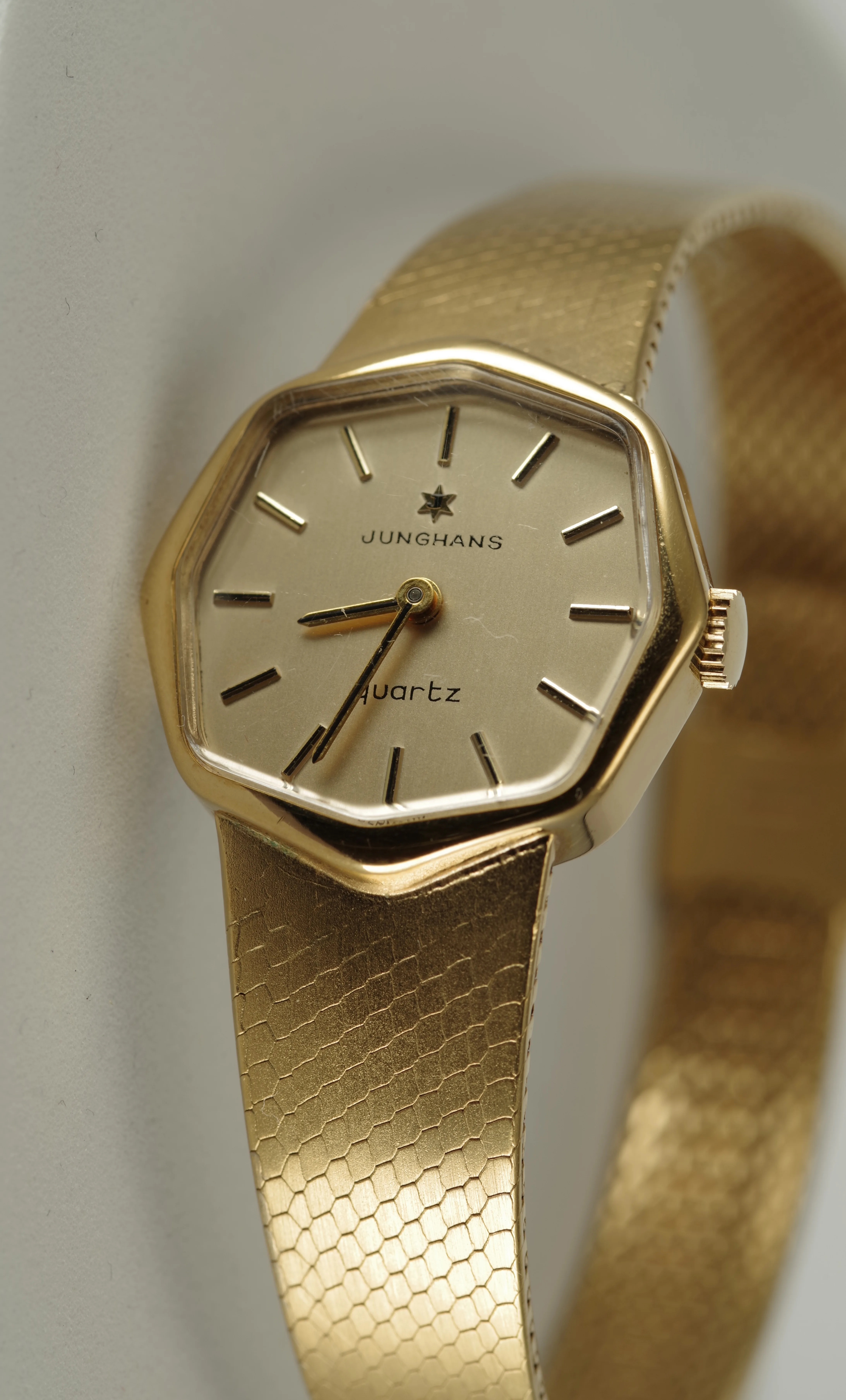 Junghans formschöne Damen Quarz-Armbanduhr goldfarbenes Gehäuse Metallarmband Junghans formschöne Damen Quarz-Armbanduhr goldfarbenes Gehäuse Metallarmband