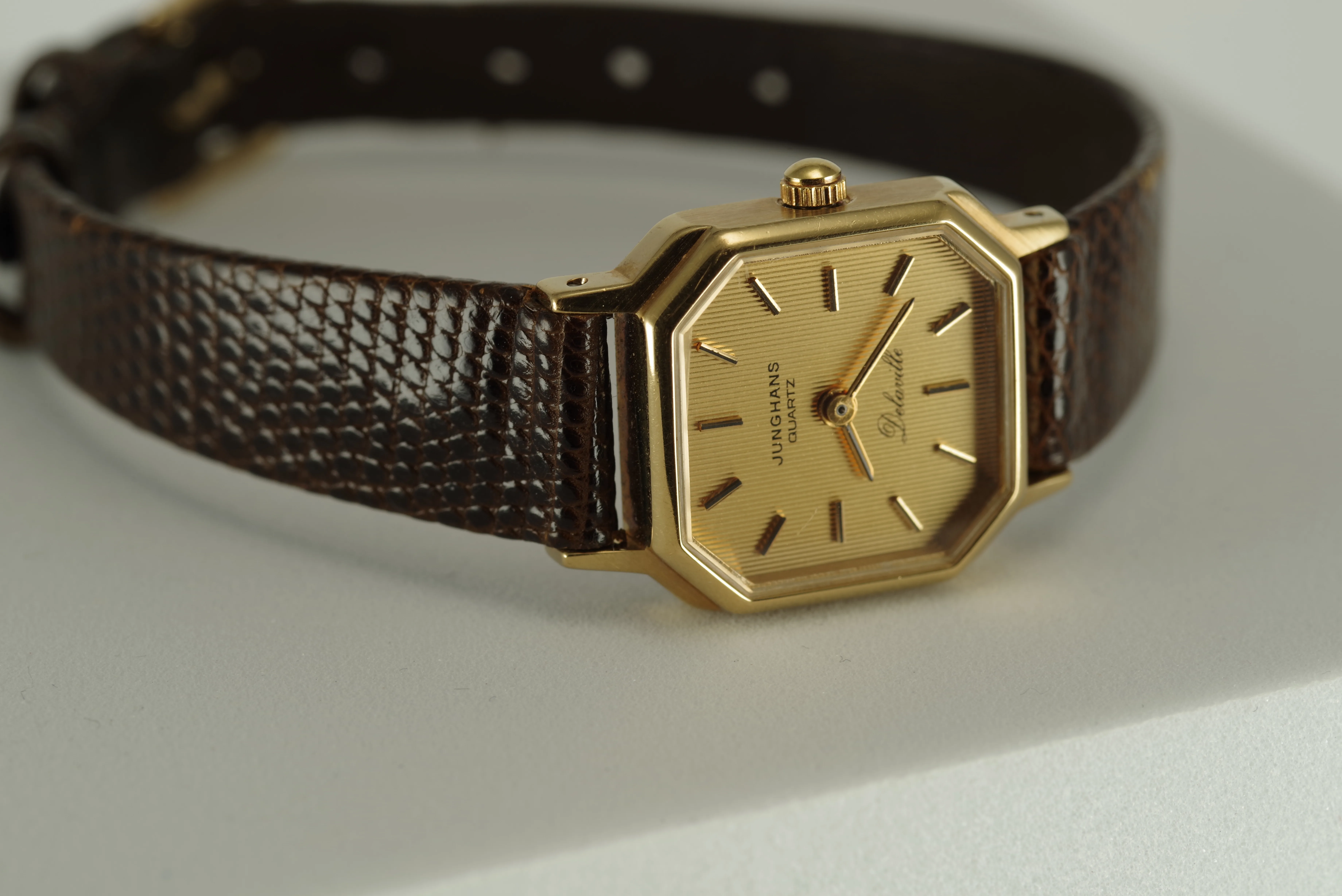Damen Junghans Vintage Quarz Armbanduhr Delaville goldfarbenes Gehäuse braunes Armband