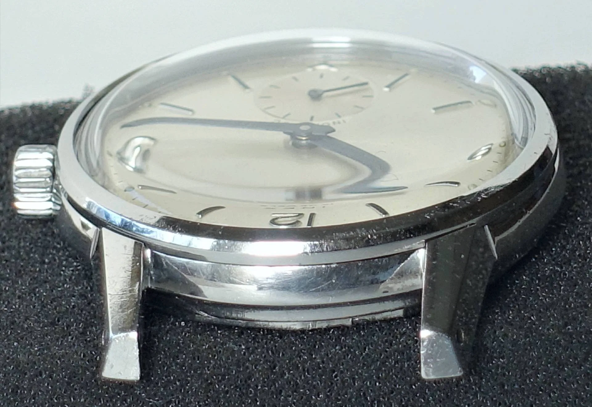 Elegante Armbanduhr mit klassischem Design Detailansicht einer eleganten Armbanduhr mit silbernem Zifferblatt und Edelstahlgehäuse
