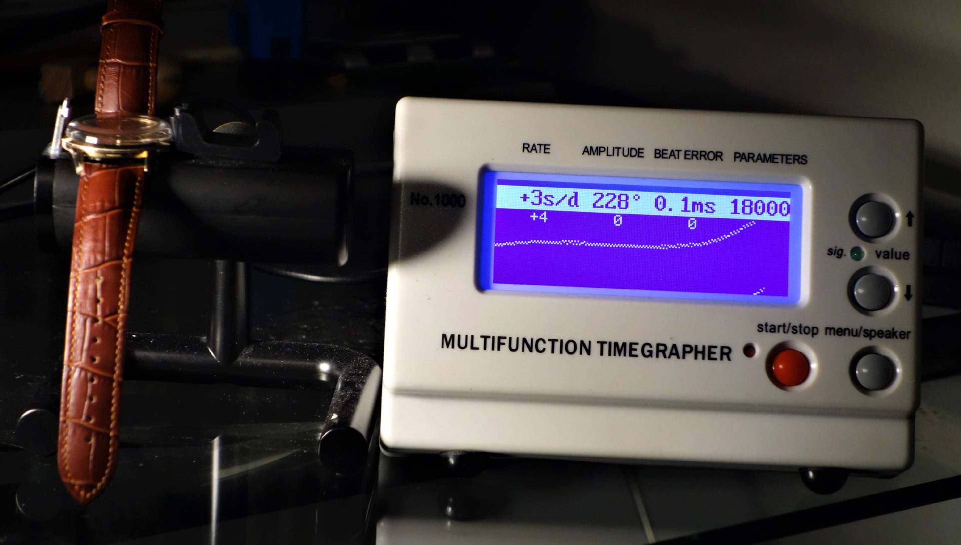 Weißes elektronisches Messgerät zur Überprüfung der Ganggenauigkeit von Uhren.