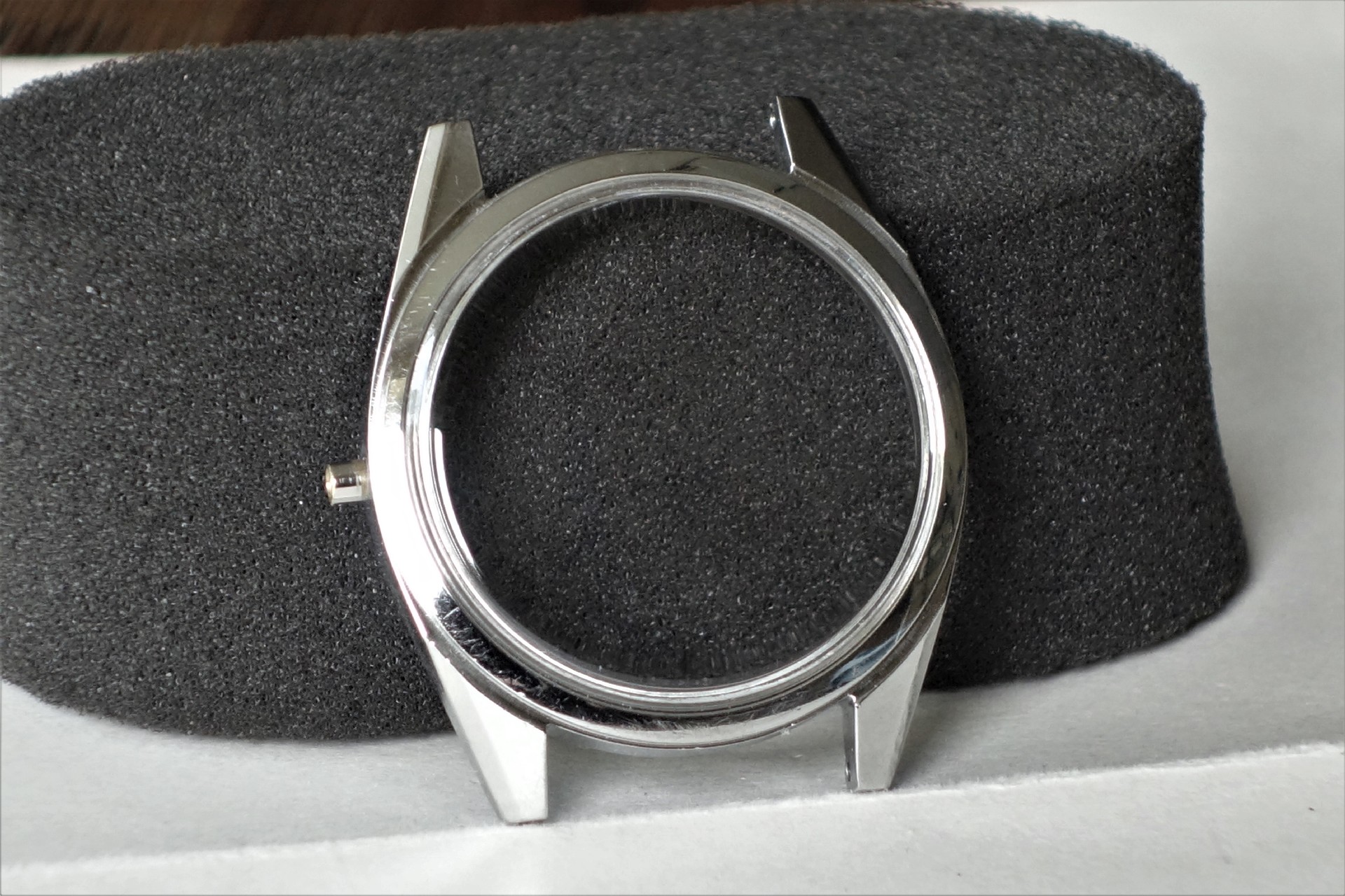 Silberfarbenes Uhrengehäuse ohne Uhrwerk und Armband.