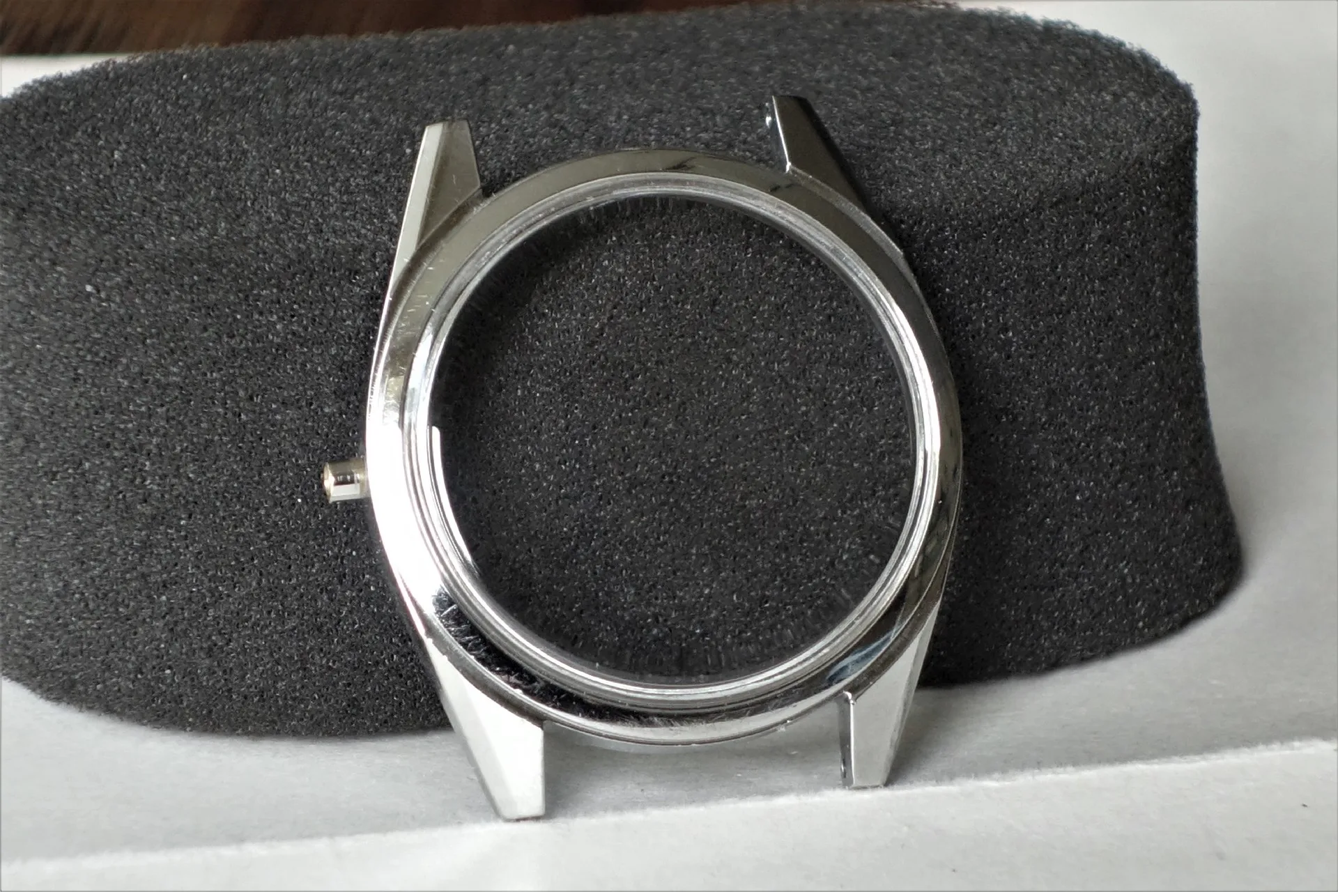 Silberfarbenes Uhrengehäuse ohne Uhrwerk und Armband.