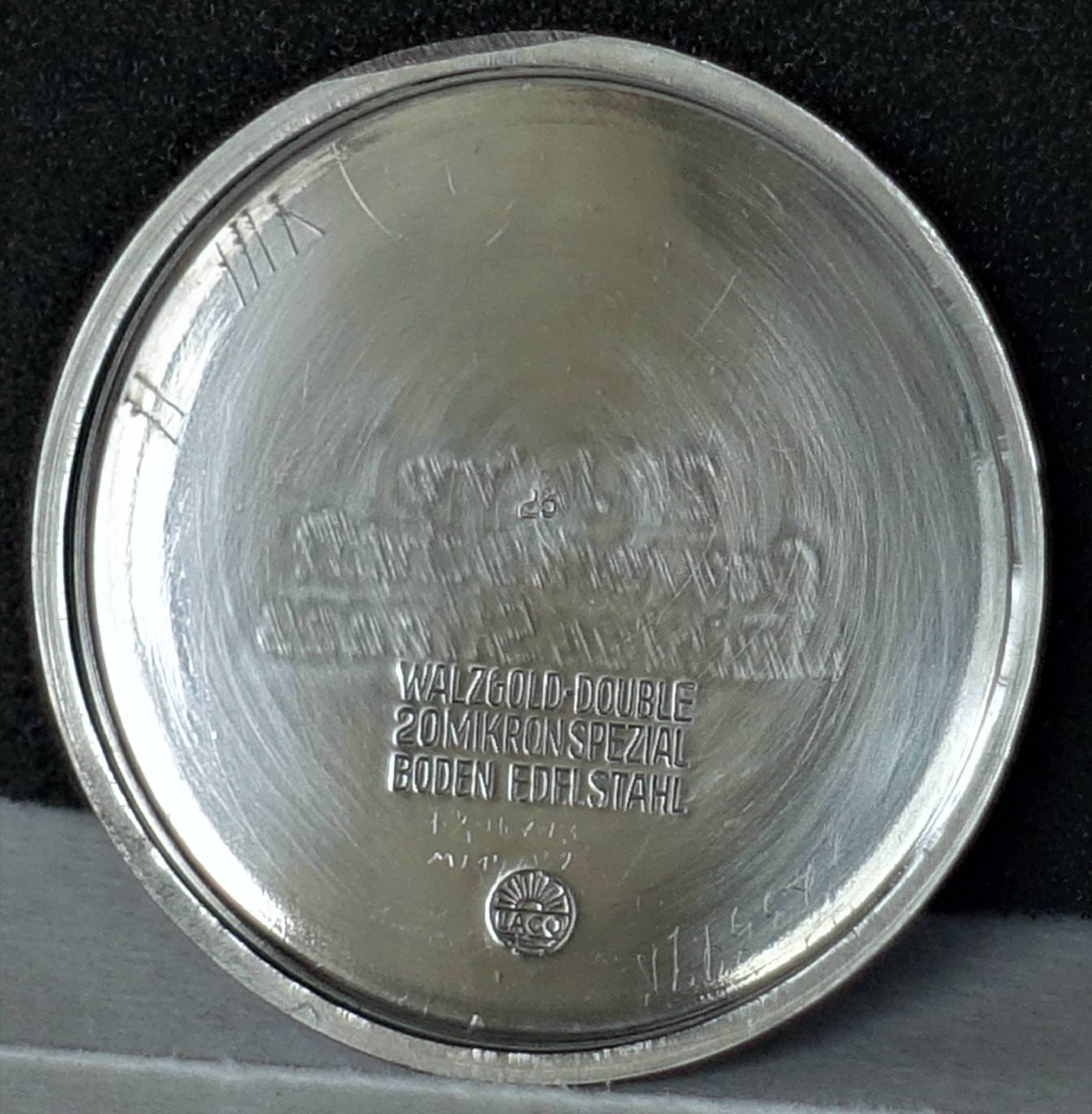 Runder silberfarbener Uhrenboden aus Edelstahl mit Laco-Logo und Gravur.