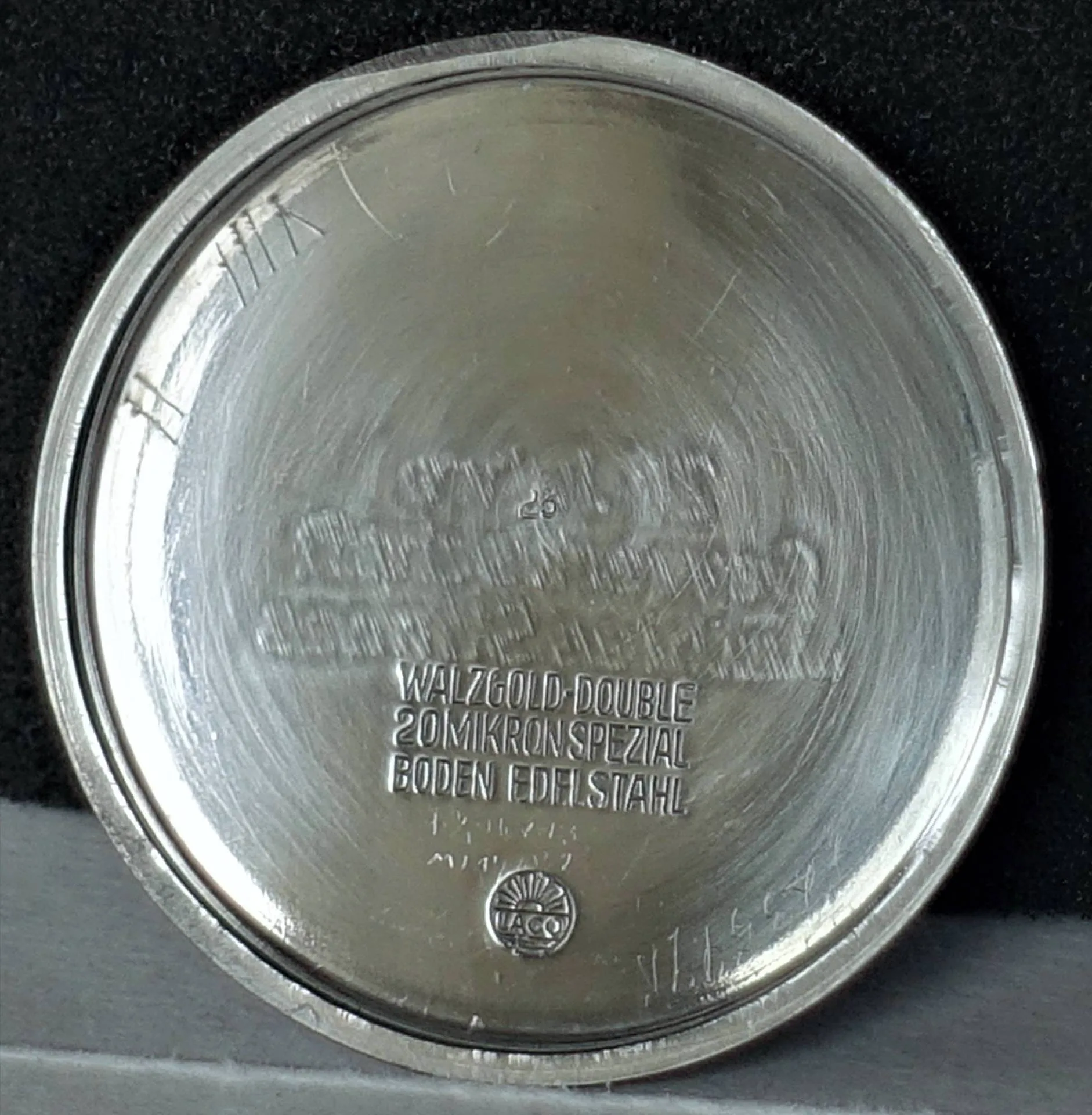 Edelstahl Uhrenboden Laco Runder silberfarbener Uhrenboden aus Edelstahl mit Laco-Logo und Gravur.