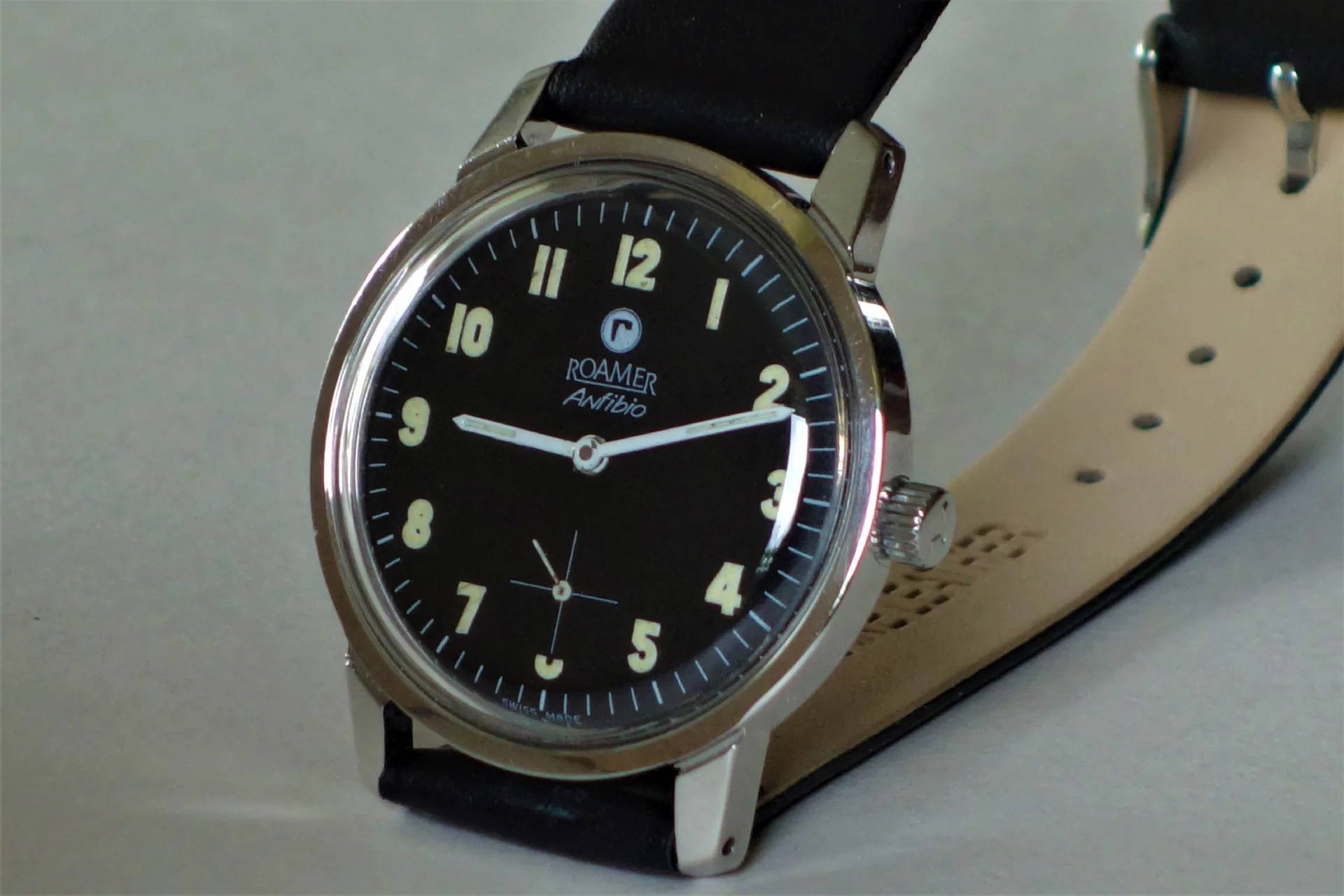 Schwarze Armbanduhr Roamer Schwarze Armbanduhr mit hellem Zifferblatt und Lederarmband.