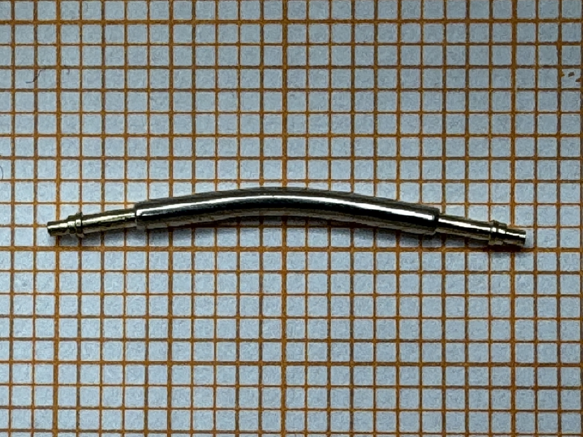 Gebogener Federsteg aus Metall für Uhrenarmbänder.