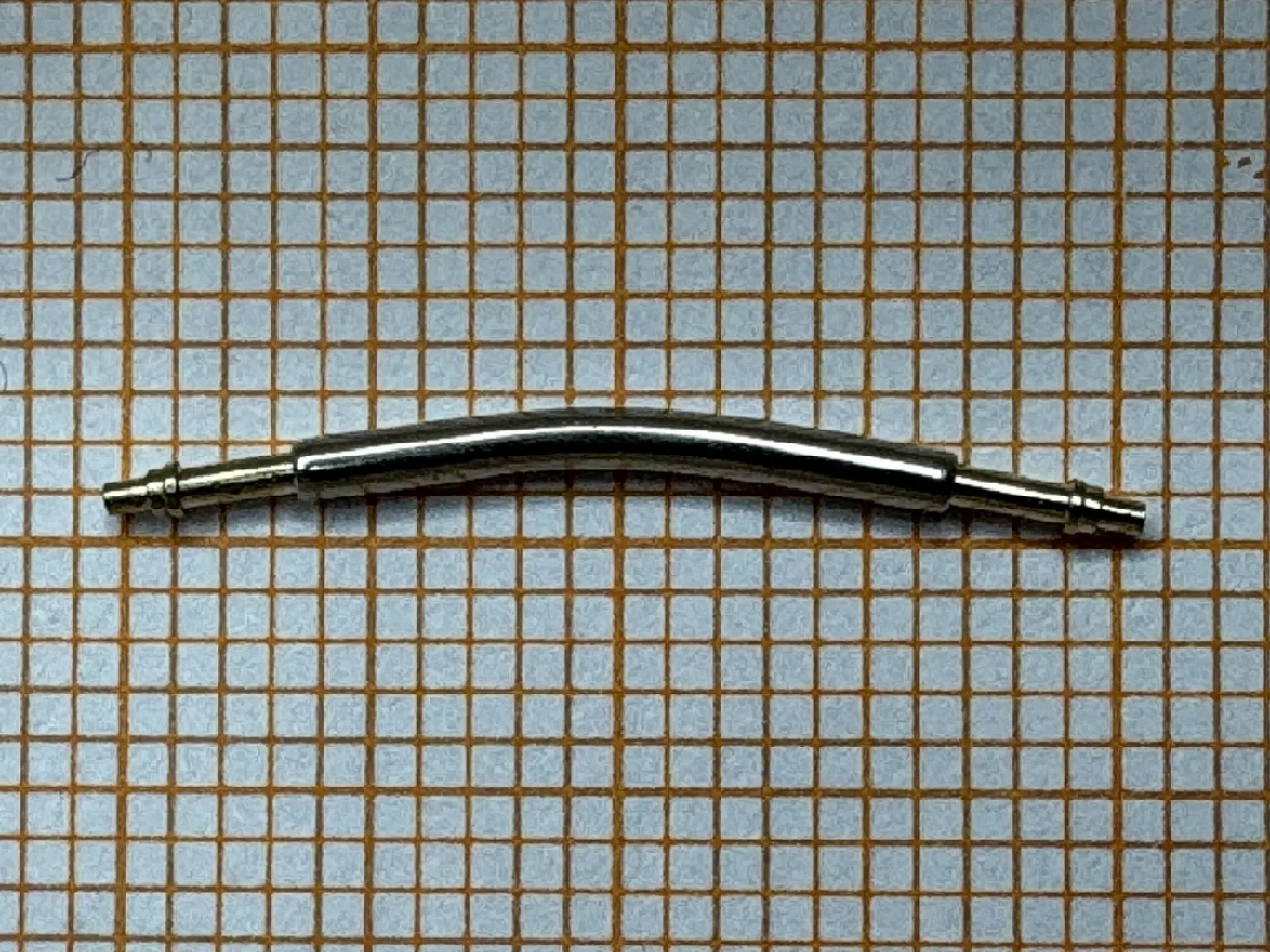 Gebogener Federsteg aus Metall für Uhrenarmbänder.