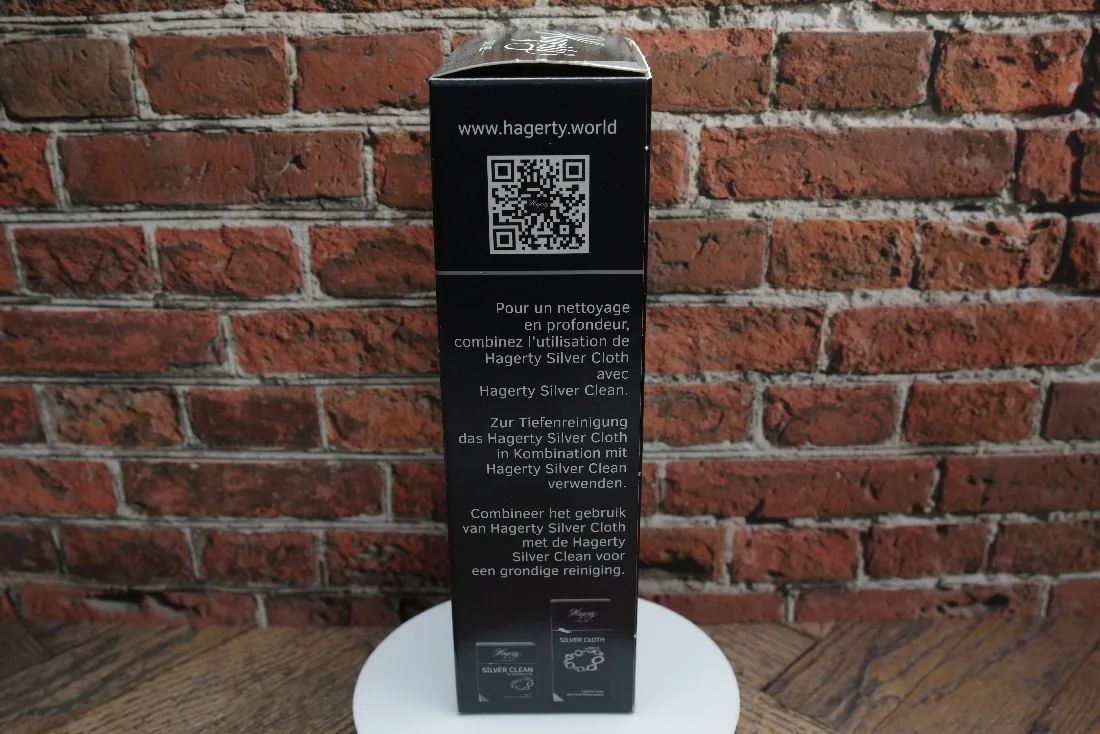 Schwarze Verpackung für das Hagerty Silver Cloth Reinigungstuch zur Pflege von Silber und Uhrenteilen.