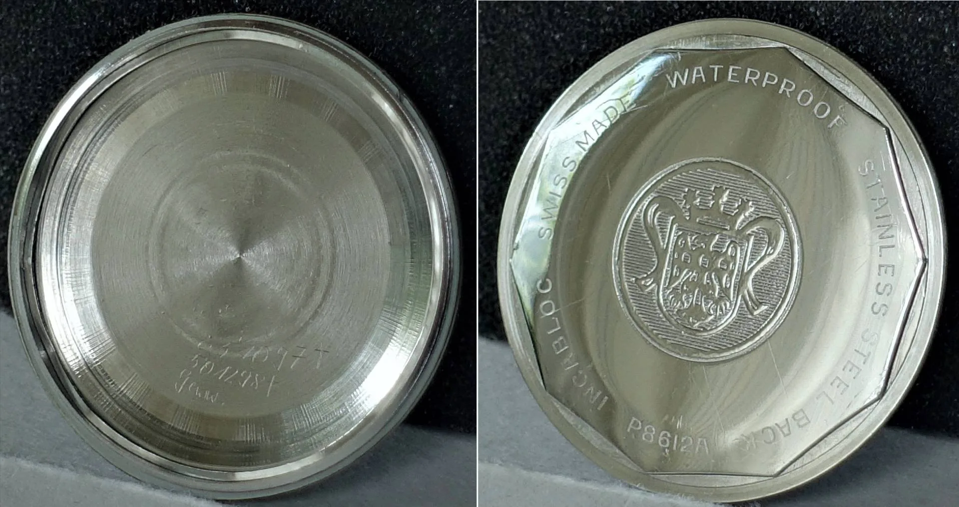 Edelstahl Uhrenboden Silberfarbener Uhrenboden aus Metall mit Gravur und Wappenprägung.