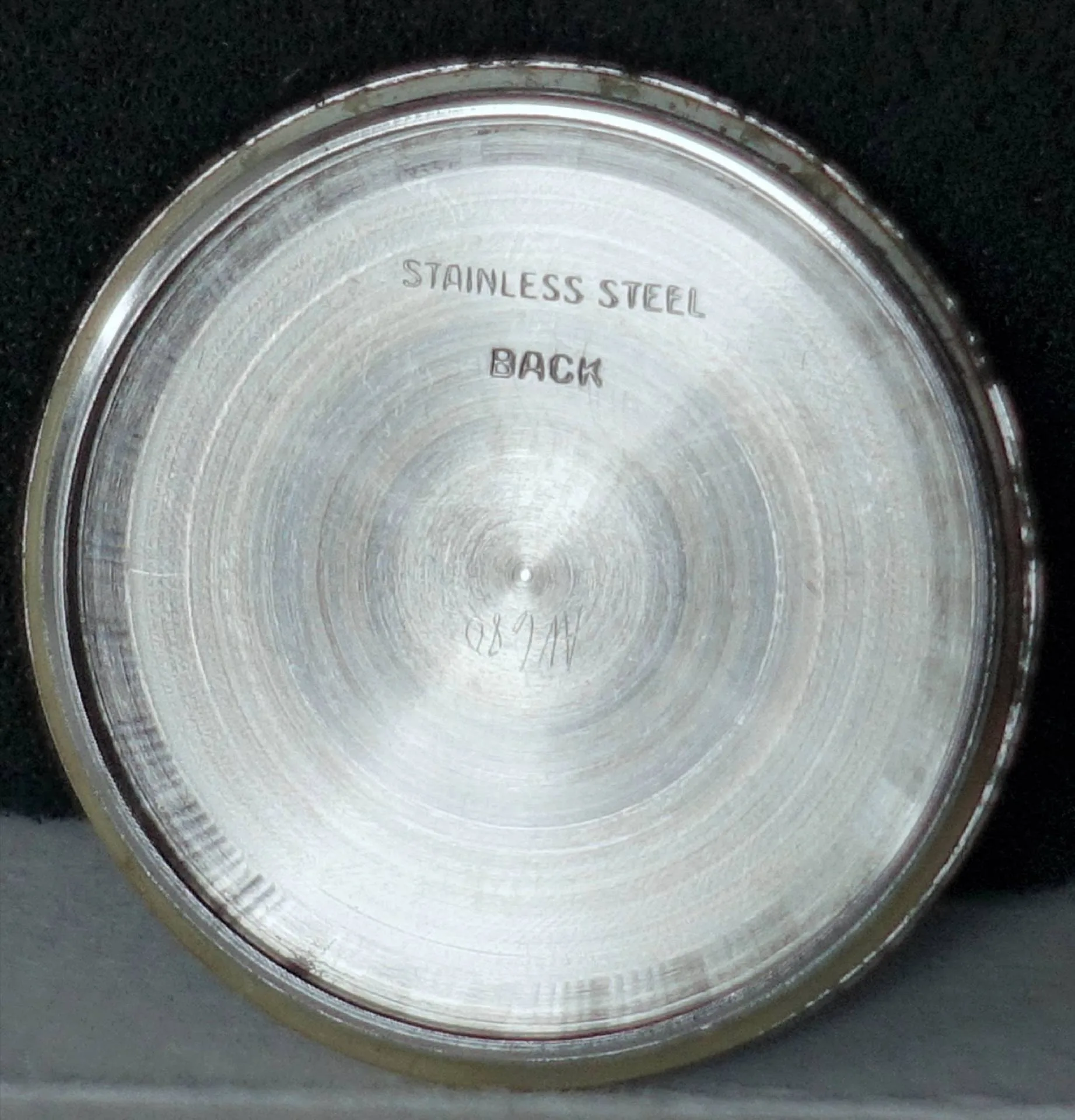 Gehäuseboden silberfarben Runder silberfarbener Gehäuseboden aus Metall mit Gravur "Stainless Steel Back".