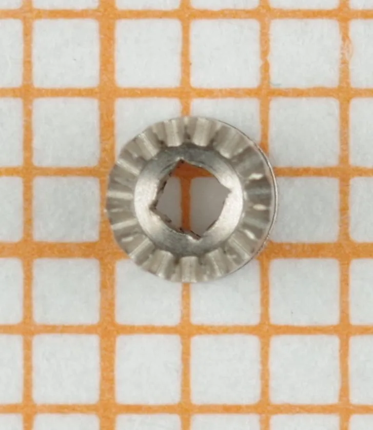 Gezahntes Kronenrad aus Metall für Uhrwerke.