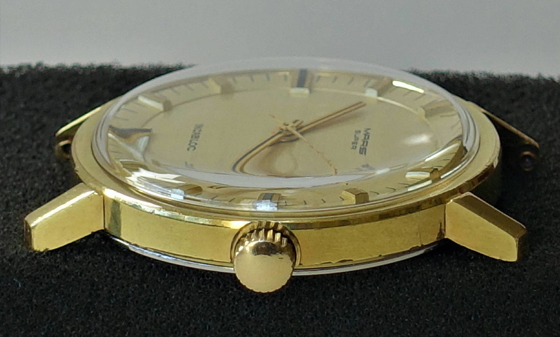 Goldfarbene Armbanduhr der Marke MARS mit hellem Zifferblatt und zentraler Krone.