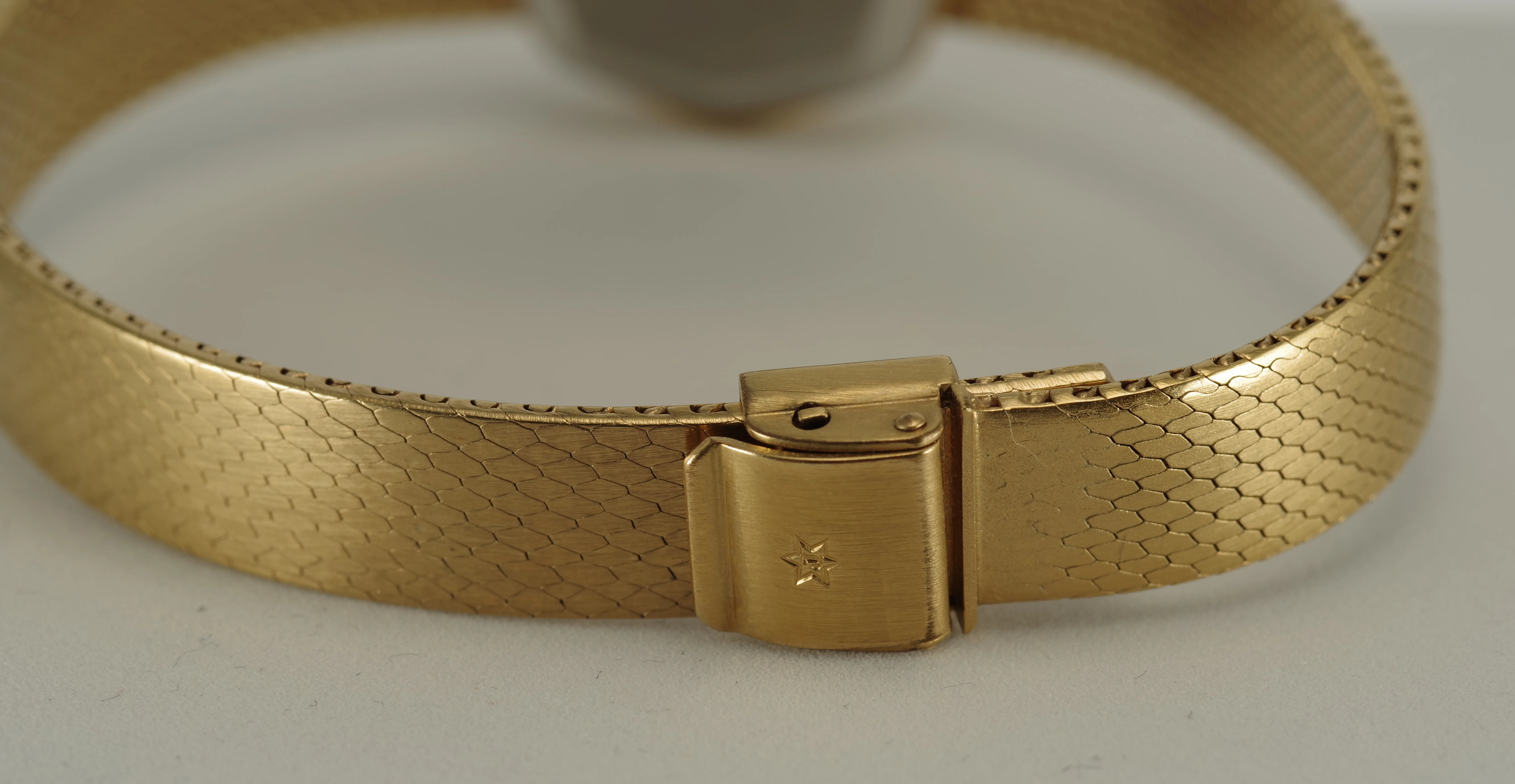 Junghans formschöne Damen Quarz-Armbanduhr goldfarbenes Gehäuse Metallarmband