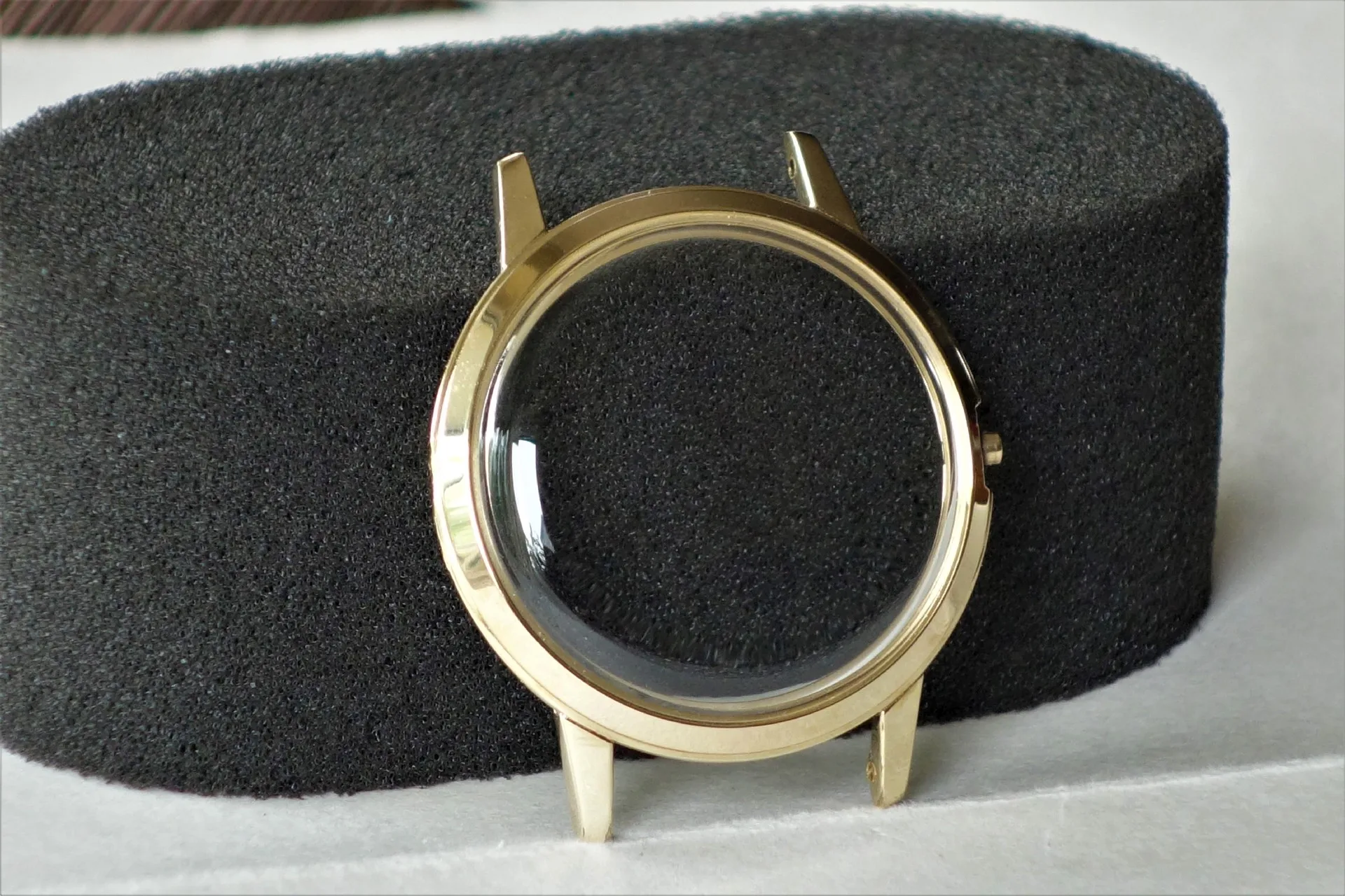 Gehäuse goldfarben Rundes Uhrengehäuse in goldfarbener Optik mit montiertem Uhrglas.