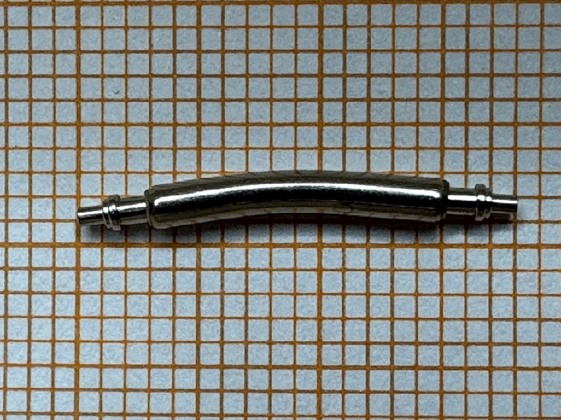 Gebogener Federsteg aus Metall für Uhrenarmbänder.