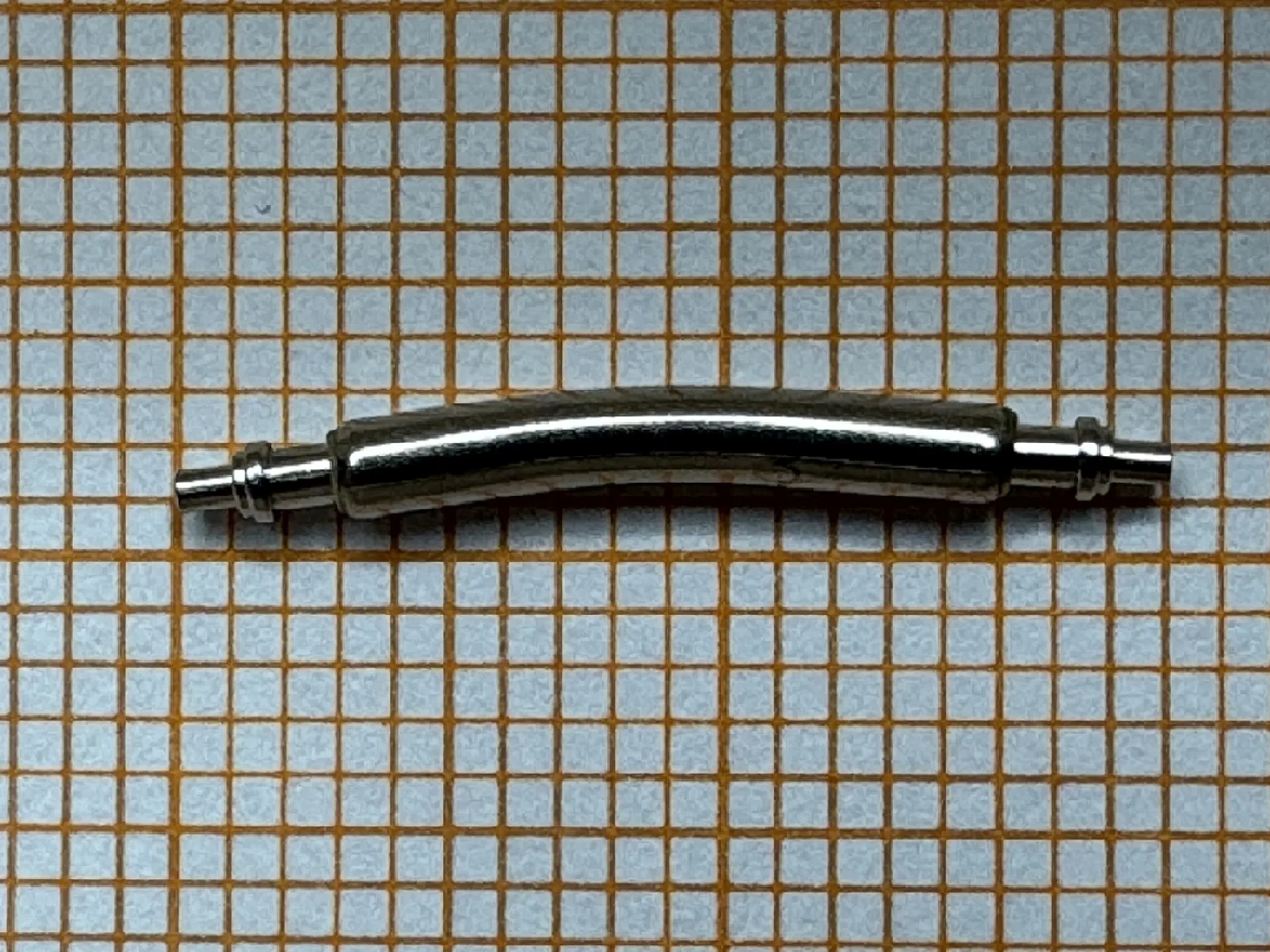 Gebogener Federsteg Metall Gebogener Federsteg aus Metall für Uhrenarmbänder.