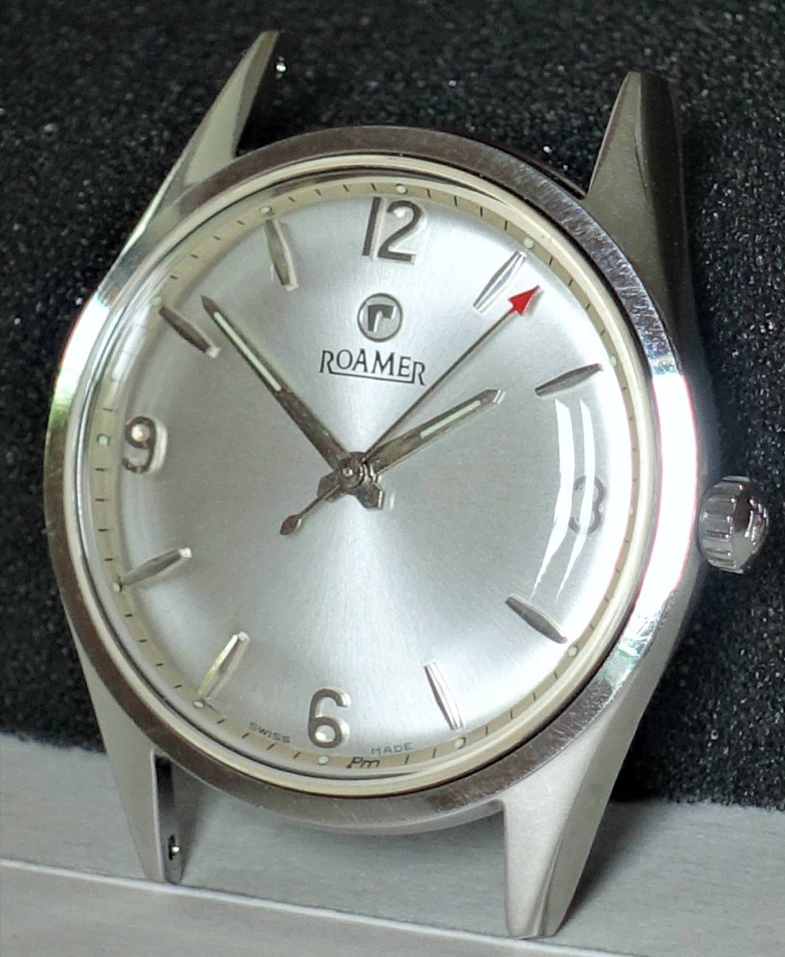 Silberfarbene Roamer Armbanduhr mit silbernem Zifferblatt und poliertem Gehäuse.