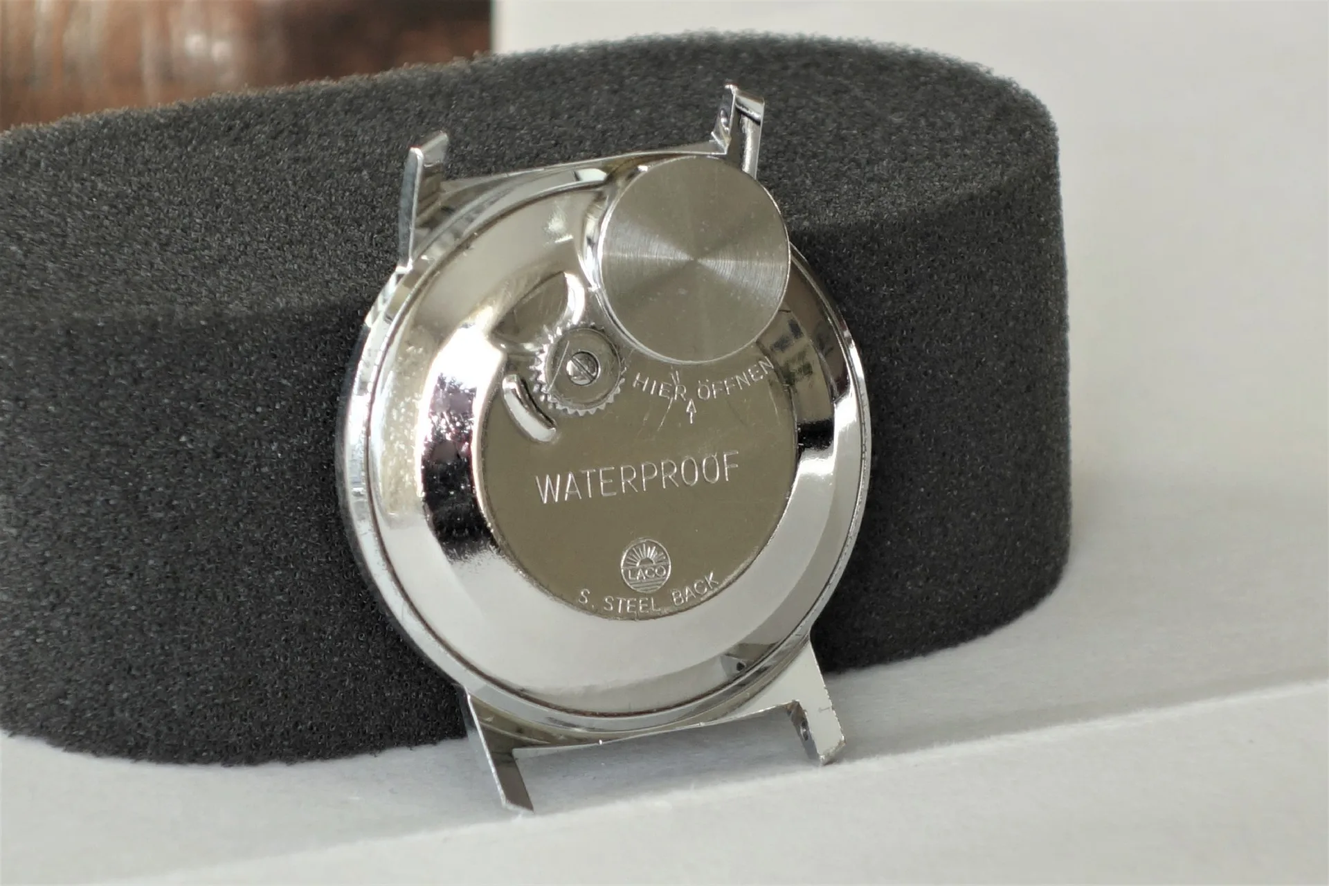 Uhrengehäuse mit Rückdeckel Rundes Metall-Uhrengehäuse mit verschraubtem Rückdeckel und Gravur "WATERPROOF".