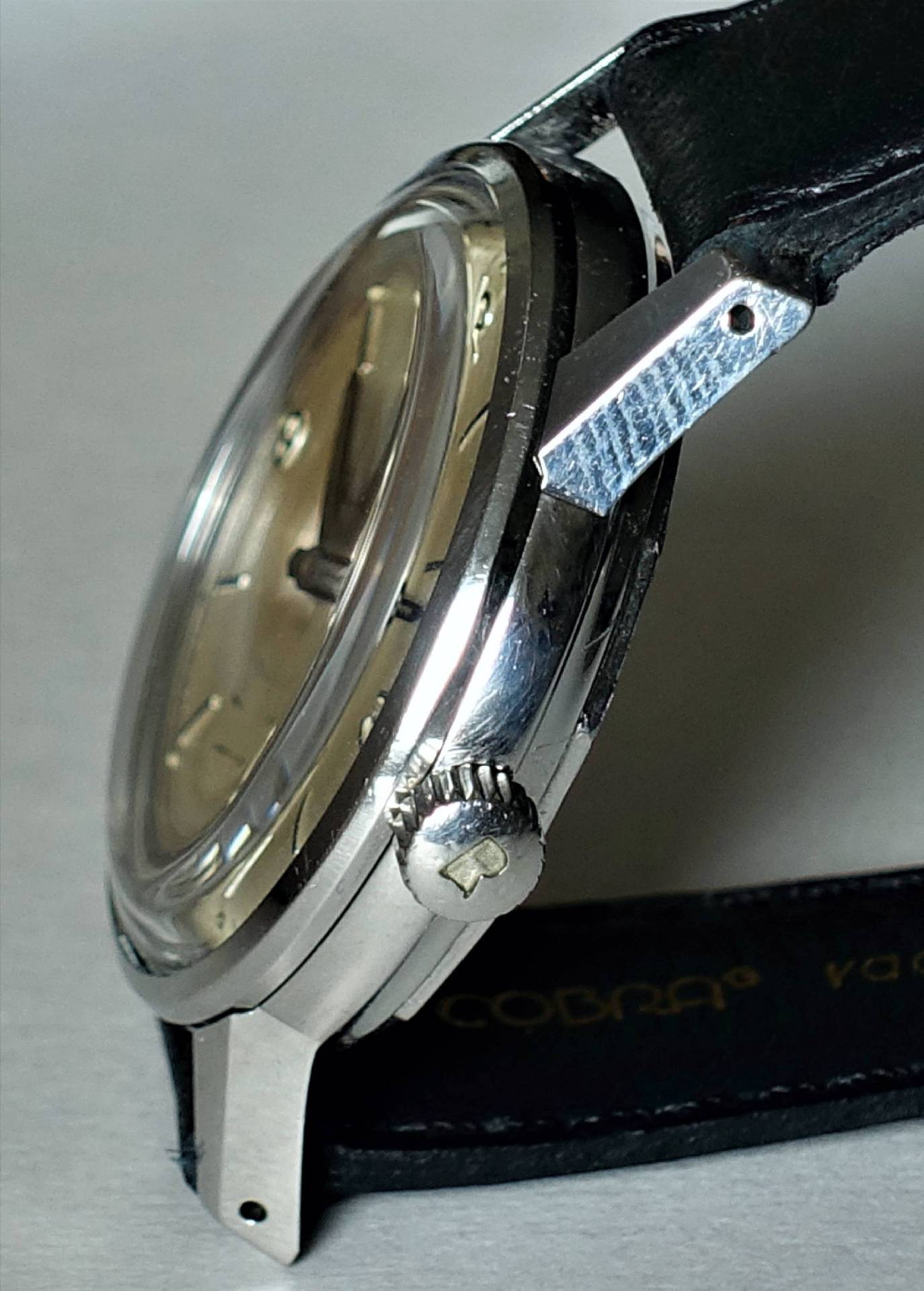 Detailansicht einer hochwertigen Armbanduhr mit minimalistischem Design und schwarzem Lederarmband