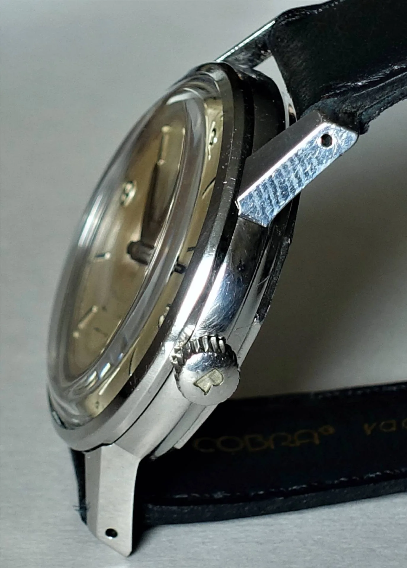 Detailansicht einer hochwertigen Armbanduhr mit minimalistischem Design und schwarzem Lederarmband