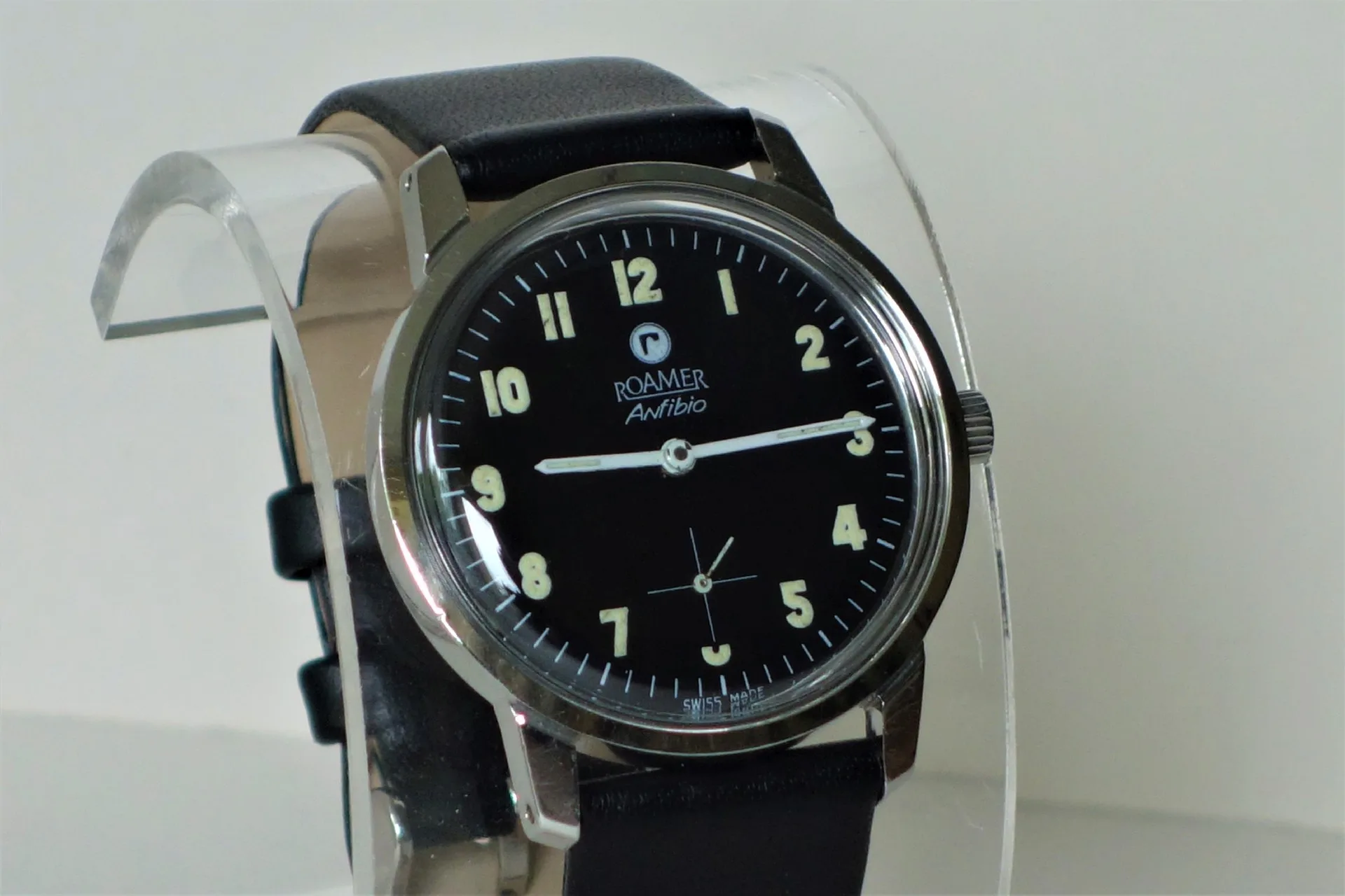 Schwarze Armbanduhr Roamer Schwarze Armbanduhr mit hellem Zifferblatt und Lederarmband.
