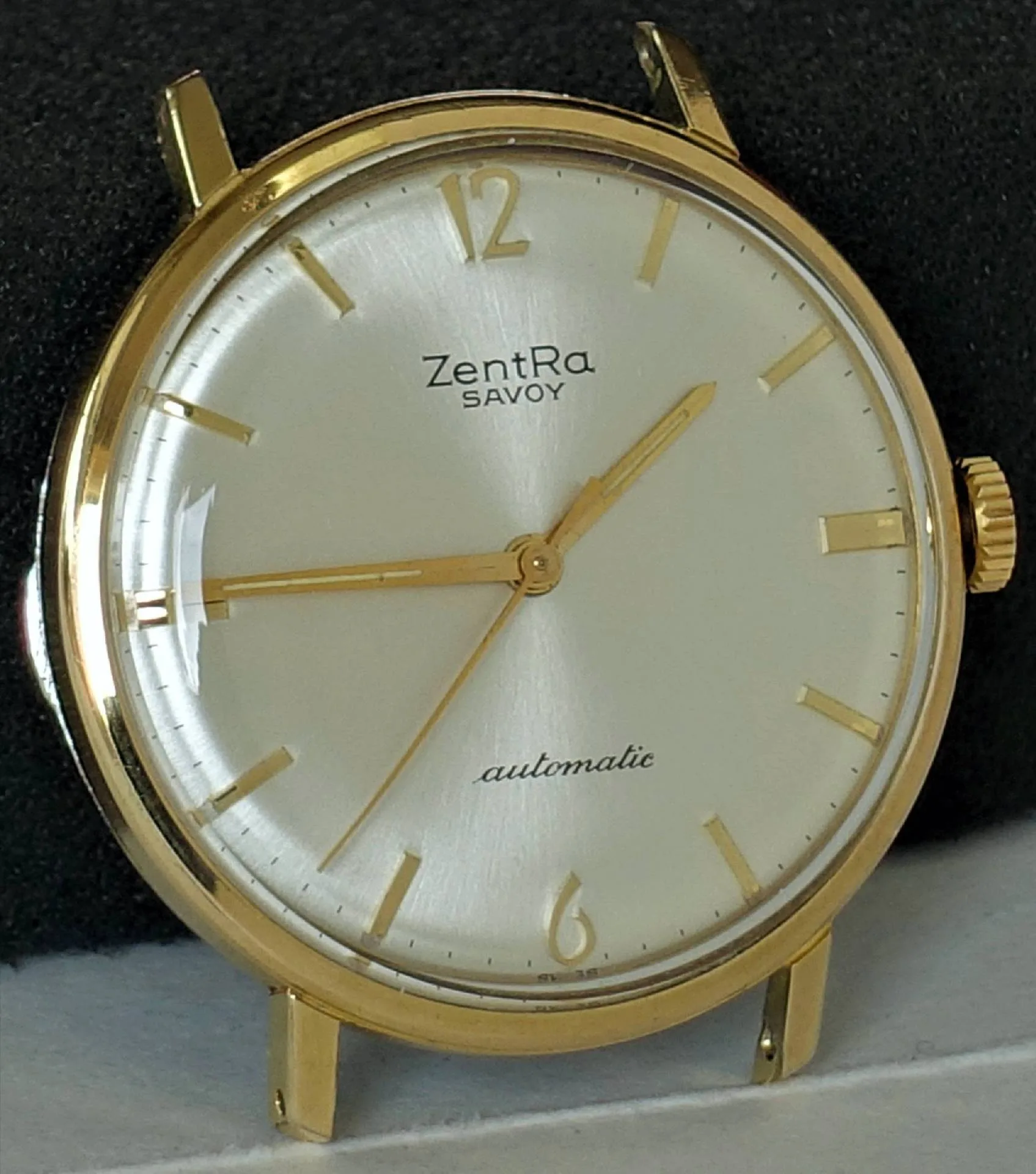 Armbanduhr goldfarben Goldfarbene Armbanduhr mit hellem Zifferblatt und goldenen Zeigern.